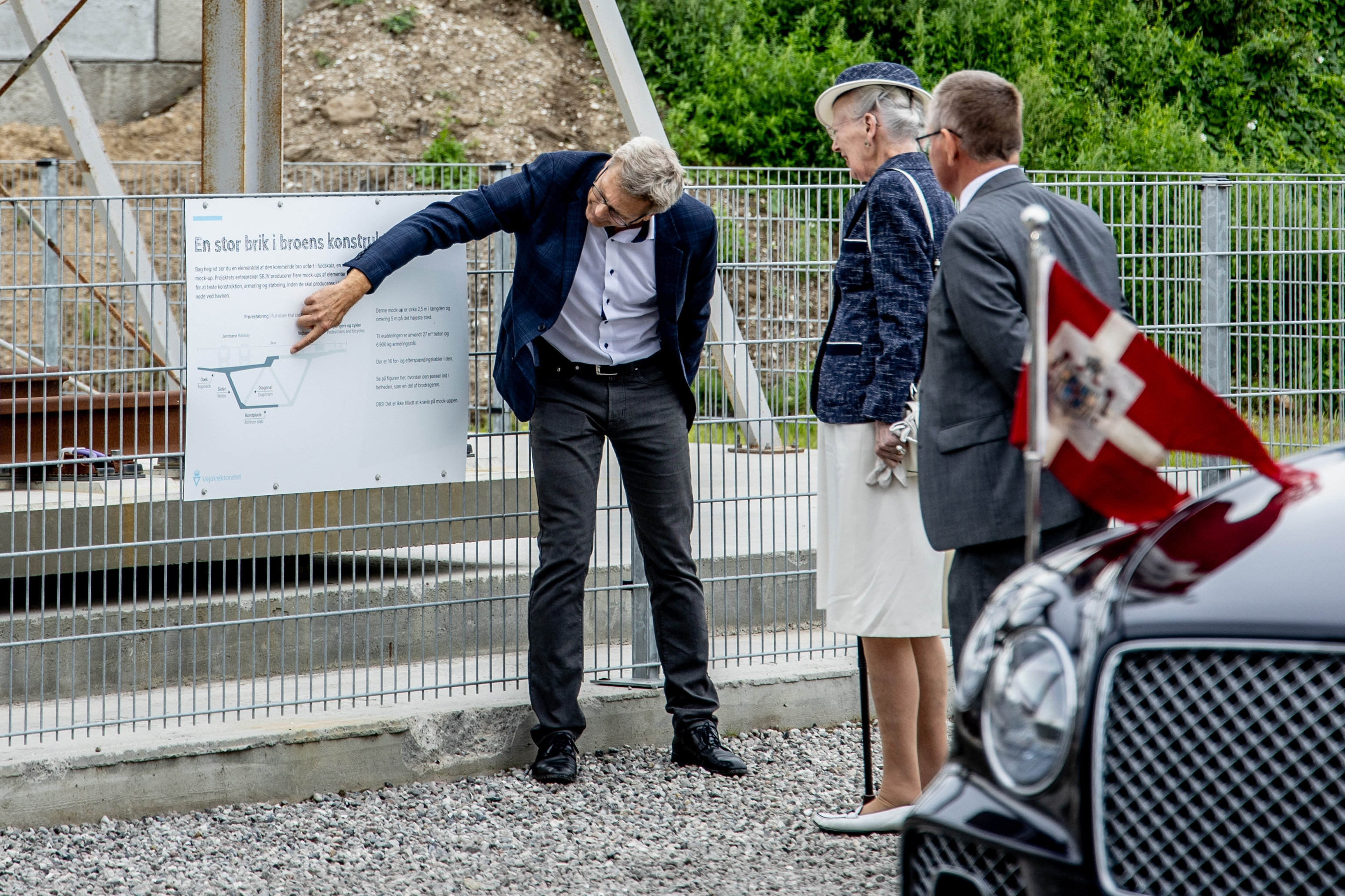 Dronning Margrethe lægger vejen forbi Besøgscenter Storstrømsbroen på sit sommertogt i august 2023. Onsdag er det blevet offentliggjort, at den nye Storstrømsbro, der skal forbinde Sjælland og Falster, skal hedde Dronning Margrethe II's Bro. (Arkivfoto).