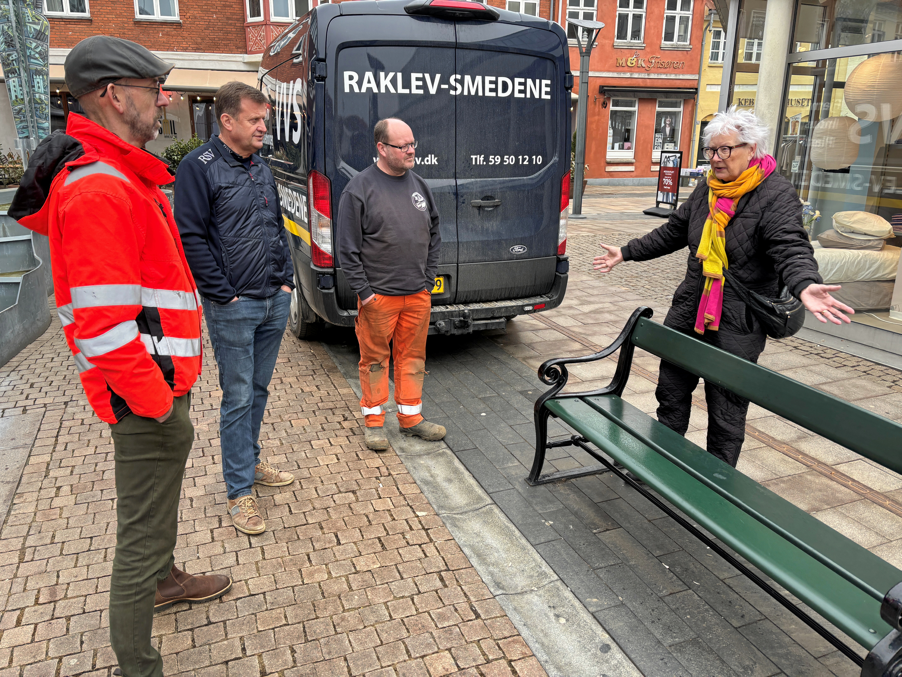 Næsten en tredjedel af de 50 københavnerbænke, som er opstillet rundt om i Kalundborg Kommune, er blevet stjålet inden for det seneste år. Kommunen har i samarbejde med Raklev Smedene forsøgt at tyverisikre de resterende bænke ved at lime eller svejse dem fast. Alligevel er yderligere tre bænke netop forsvundet.