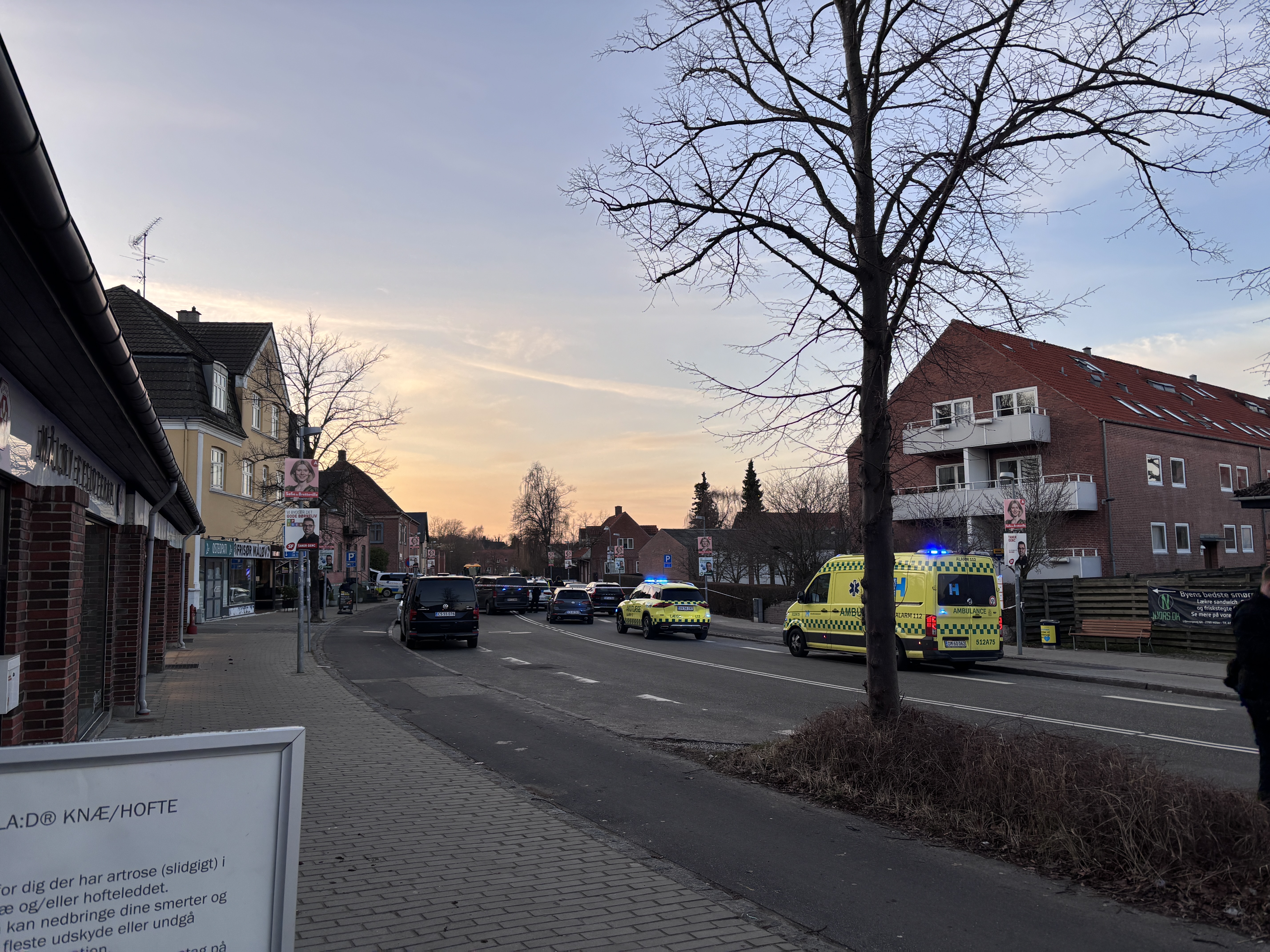 Massivt opbud af politi og udrykning i Måløv onsdag aften. Nu efterlyser politiet vidner til skyderiet.