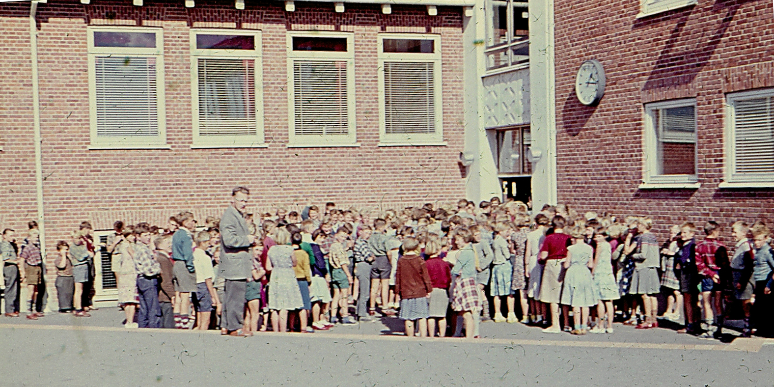 Elever samlet i skolegården på den nye Hvidebækskole. Filmen om skolen kan man nu i stedet se 31. marts i Ubby Forsamlingshus.