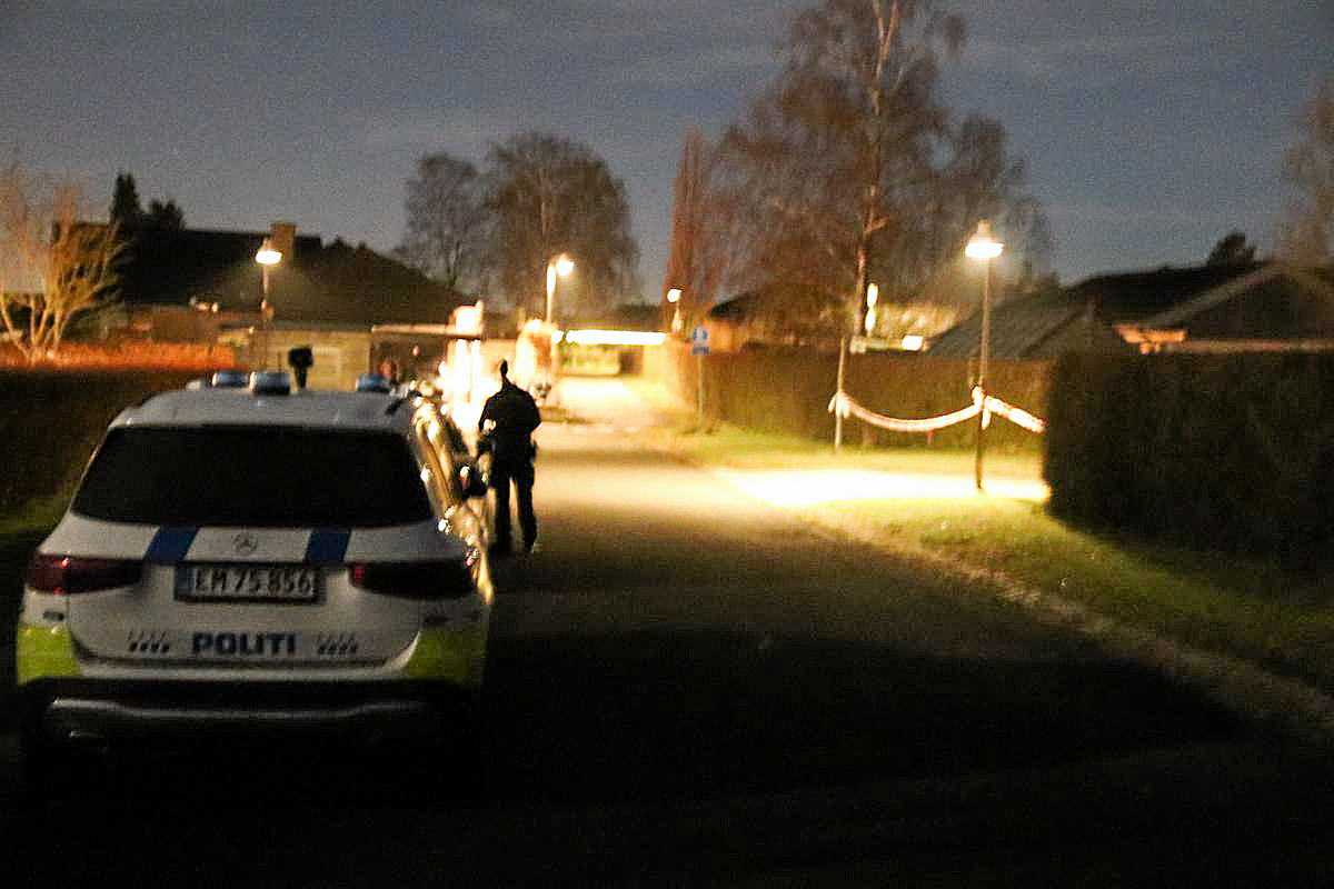 Københavns Vestegns Politi var sent onsdag aften tilstede på Solbærvangen i Smørum, hvor en bil kan have en forbindelse til et skyderi i Måløv.