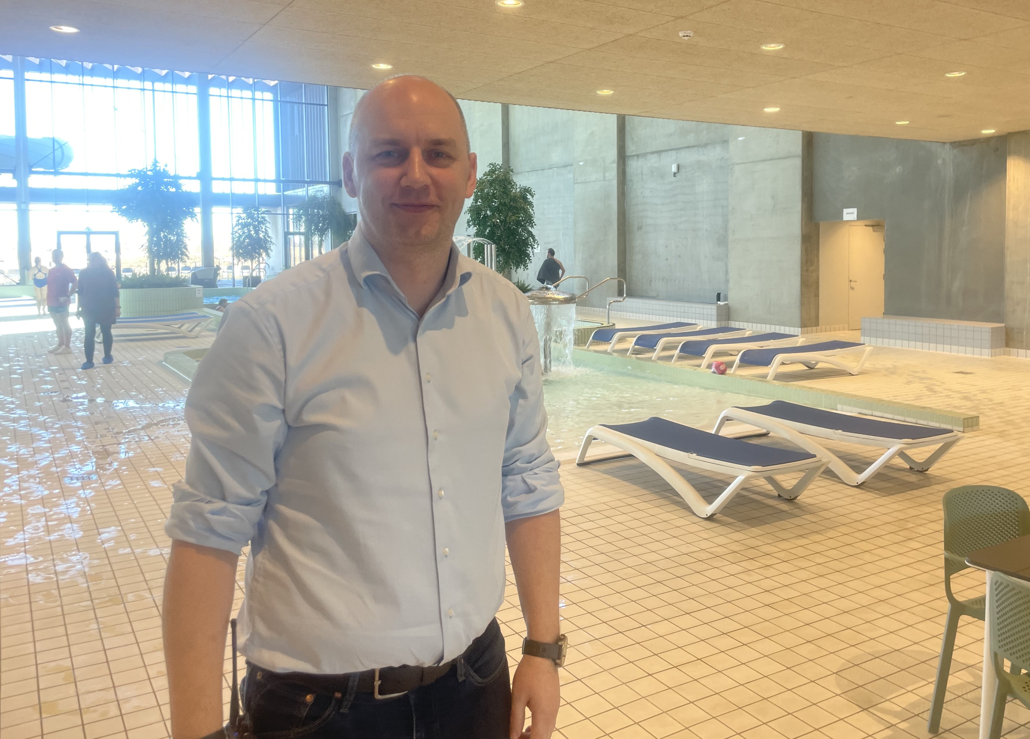 Leder af Næstved Svømmehal, Jim Rasmussen, varsler nye initiativer for at fastholde interessen for byens nye store svømmehal.