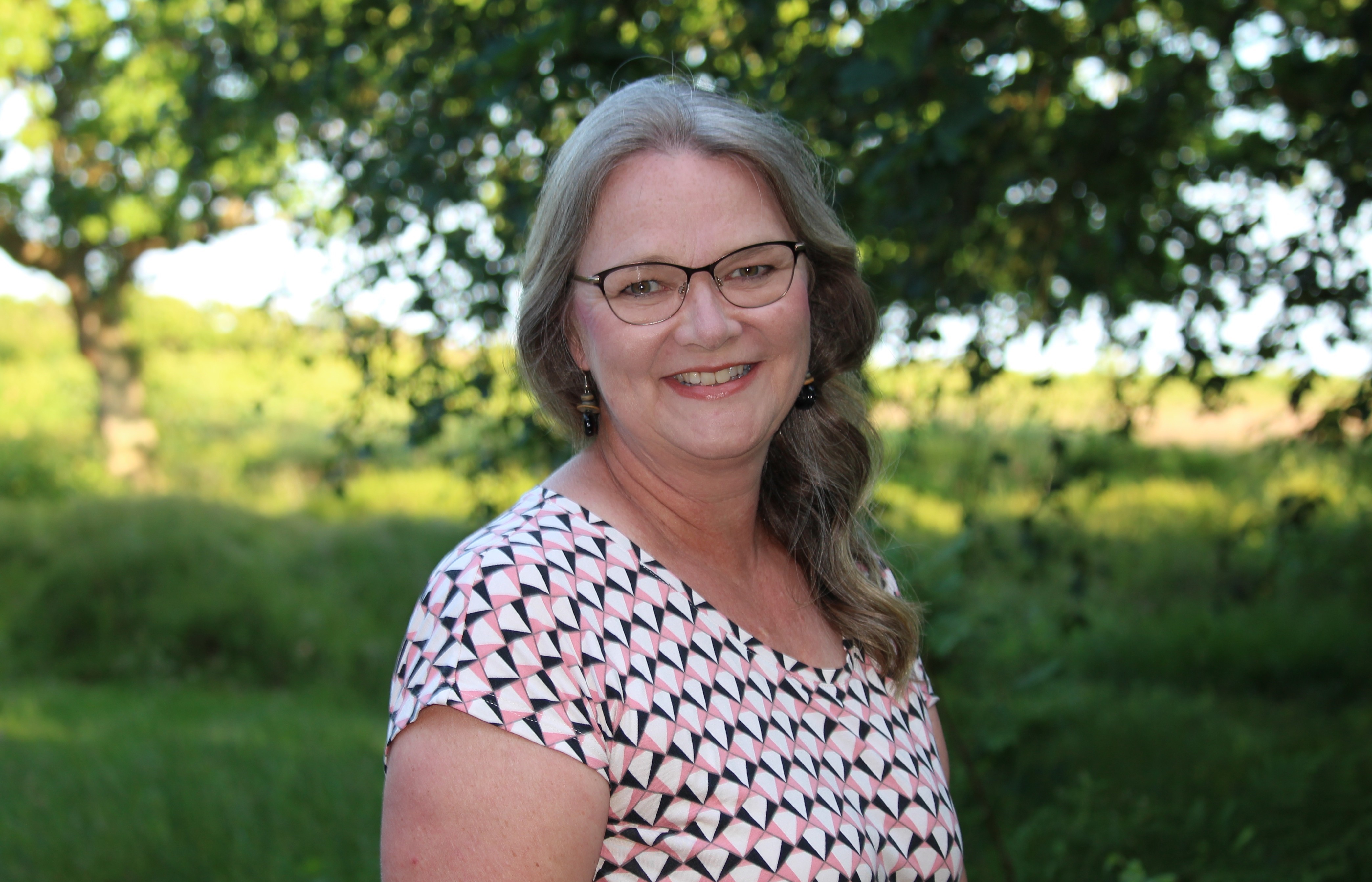 Birgit Juel Martinsen har en cand.mag. i litteraturvidenskab og arbejder som forfatter, kulturformidler.