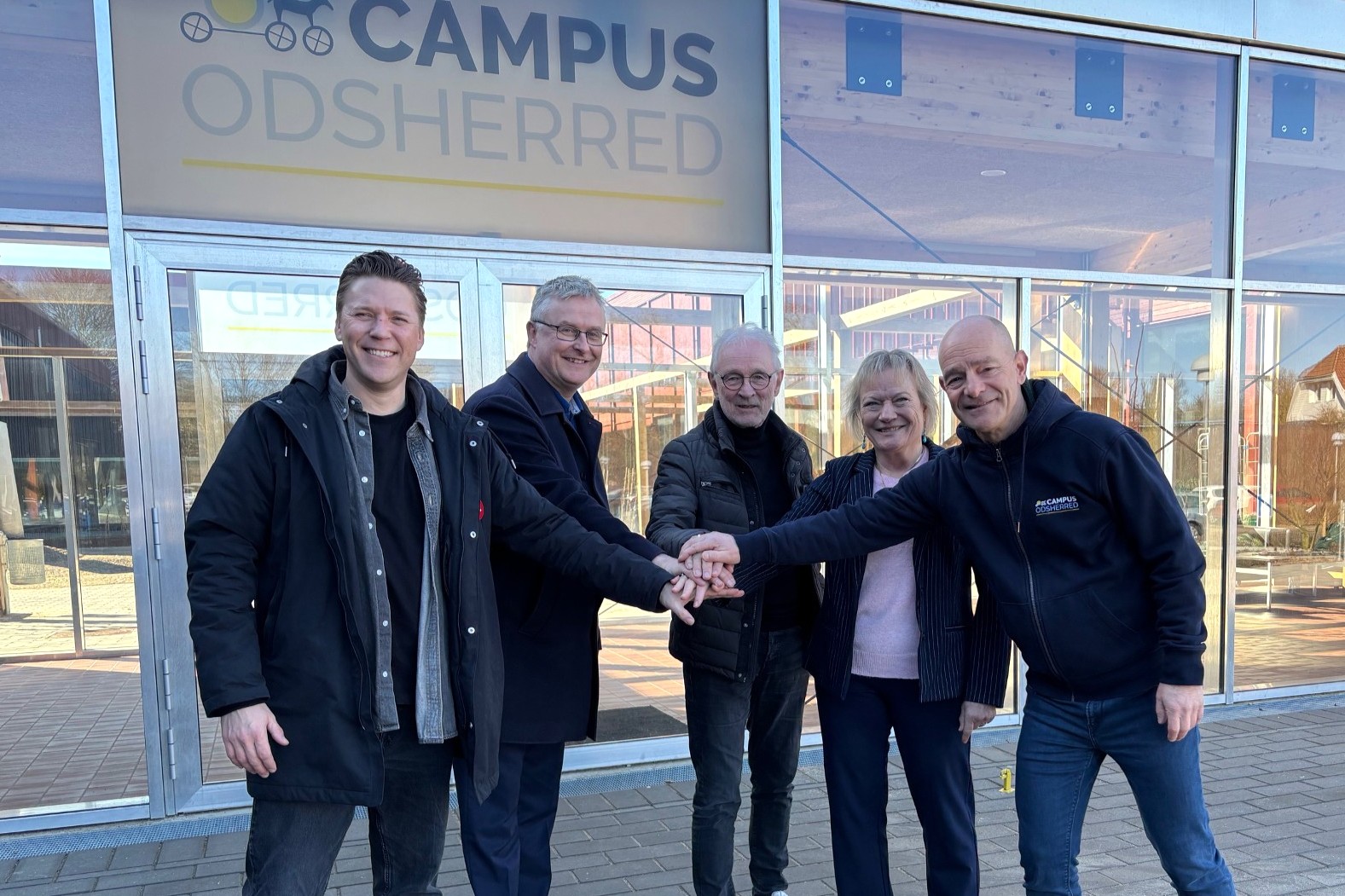 Odsherreds borgmester Hanne Pigonska (V) og viceborgmester John Larsen (S) mødtes torsdag formiddag på Campus Odsherred med to folketingspolitikere og rektor Søren Goth for at give hånd på forslaget om en ny uddannelse.