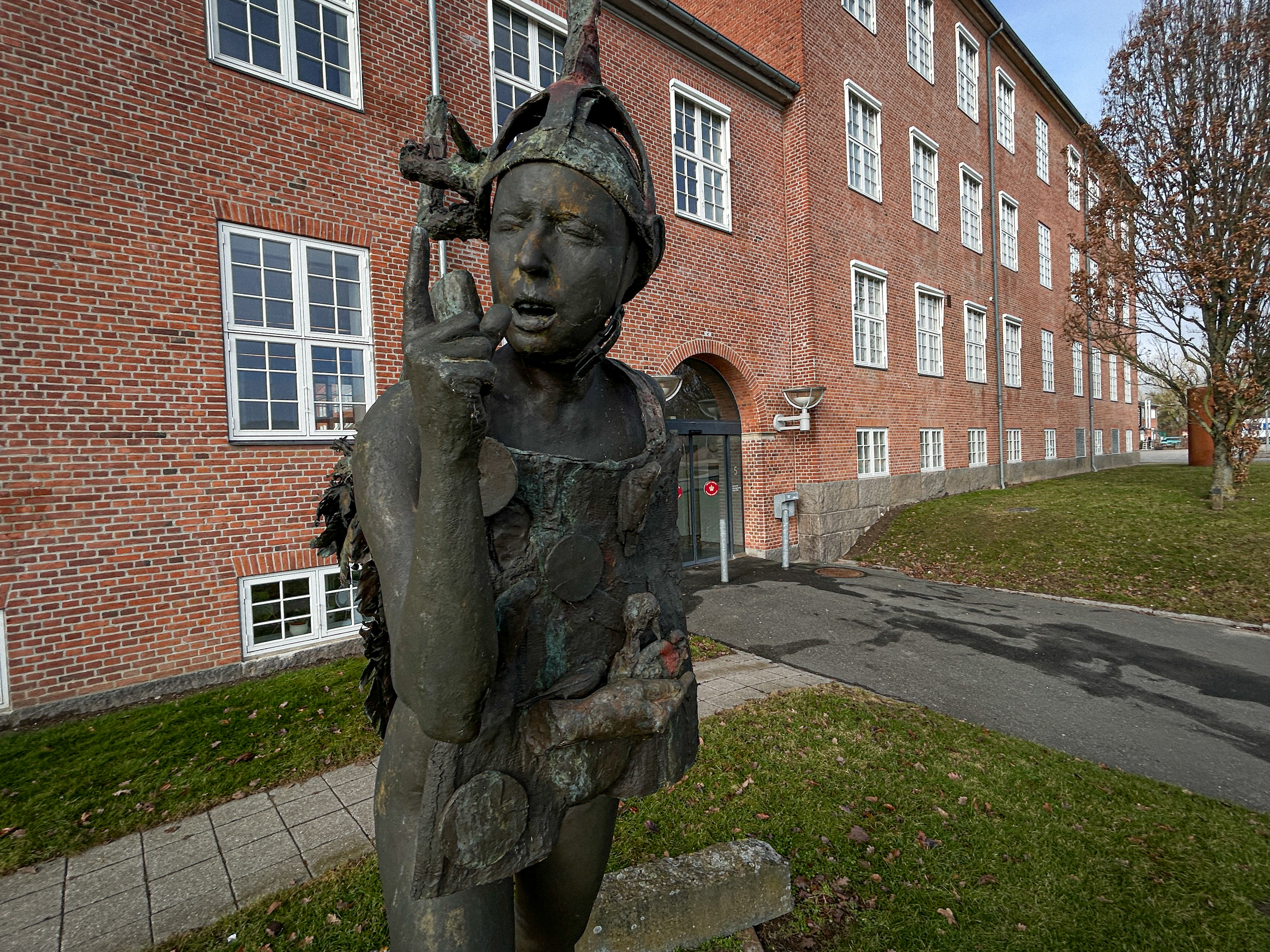 Lang ventetiden på svar fra en mentalundersøgelse er én af årsagerne til, at sagen, som politiet blev gjort opmærksomme på første gang i maj 2022, først er kommet for retten nu.