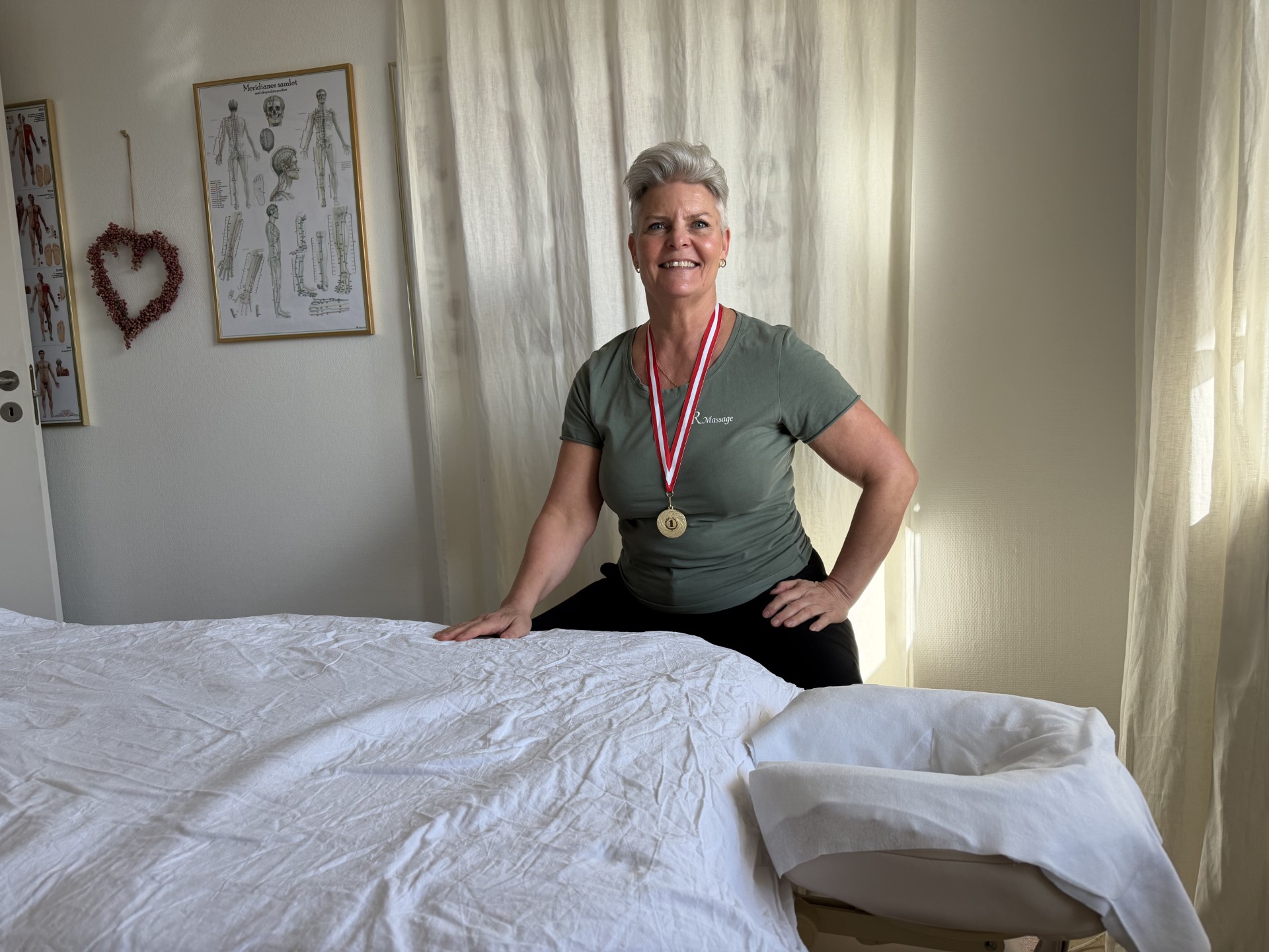Anne Ravndal er vendt hjem til klinikken i Værløse med en guldmedalje om halsen.
