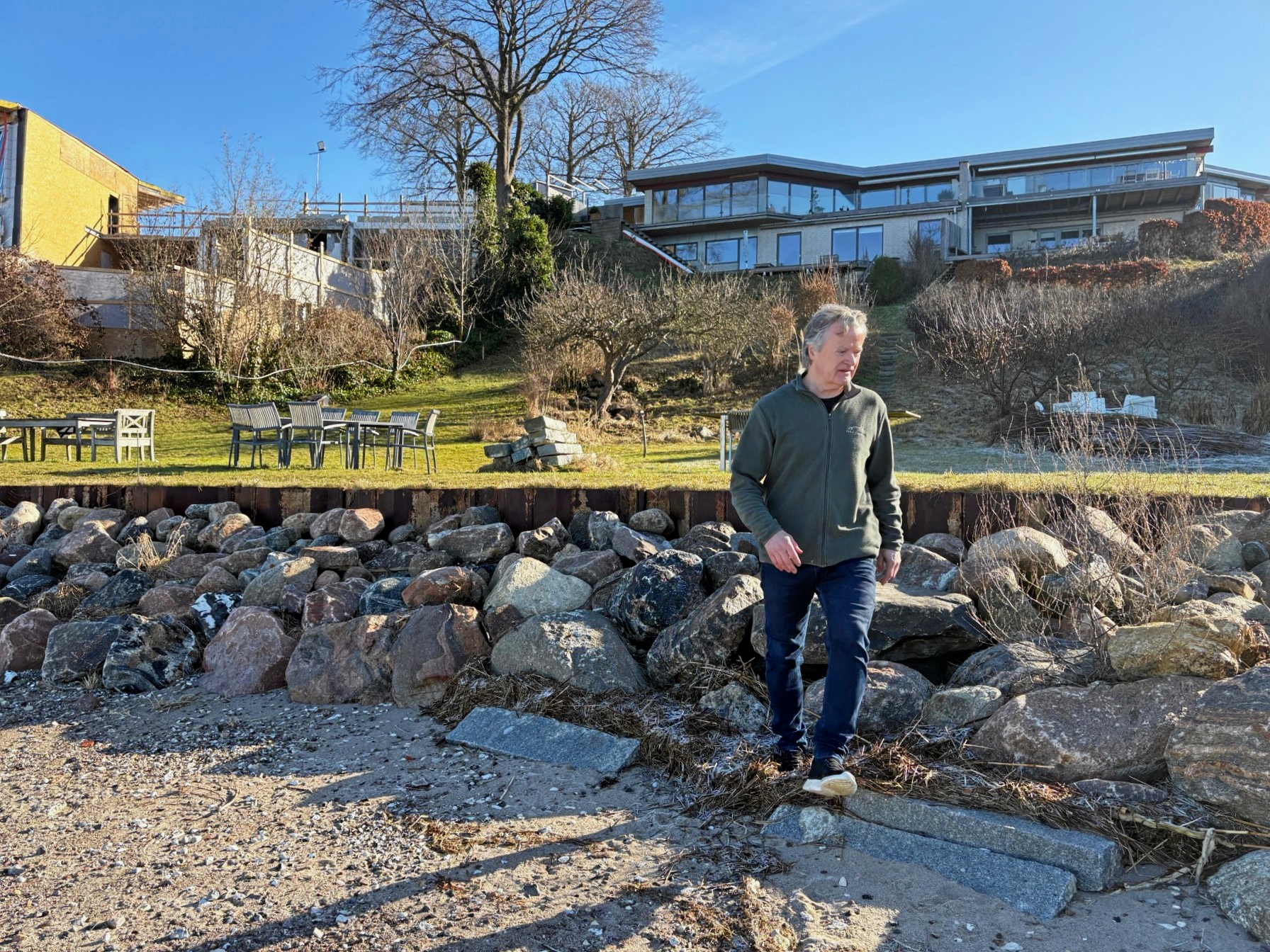 Jørgen Bødker foran sin villa og kystbeskyttelse på Frederiksborgvej.