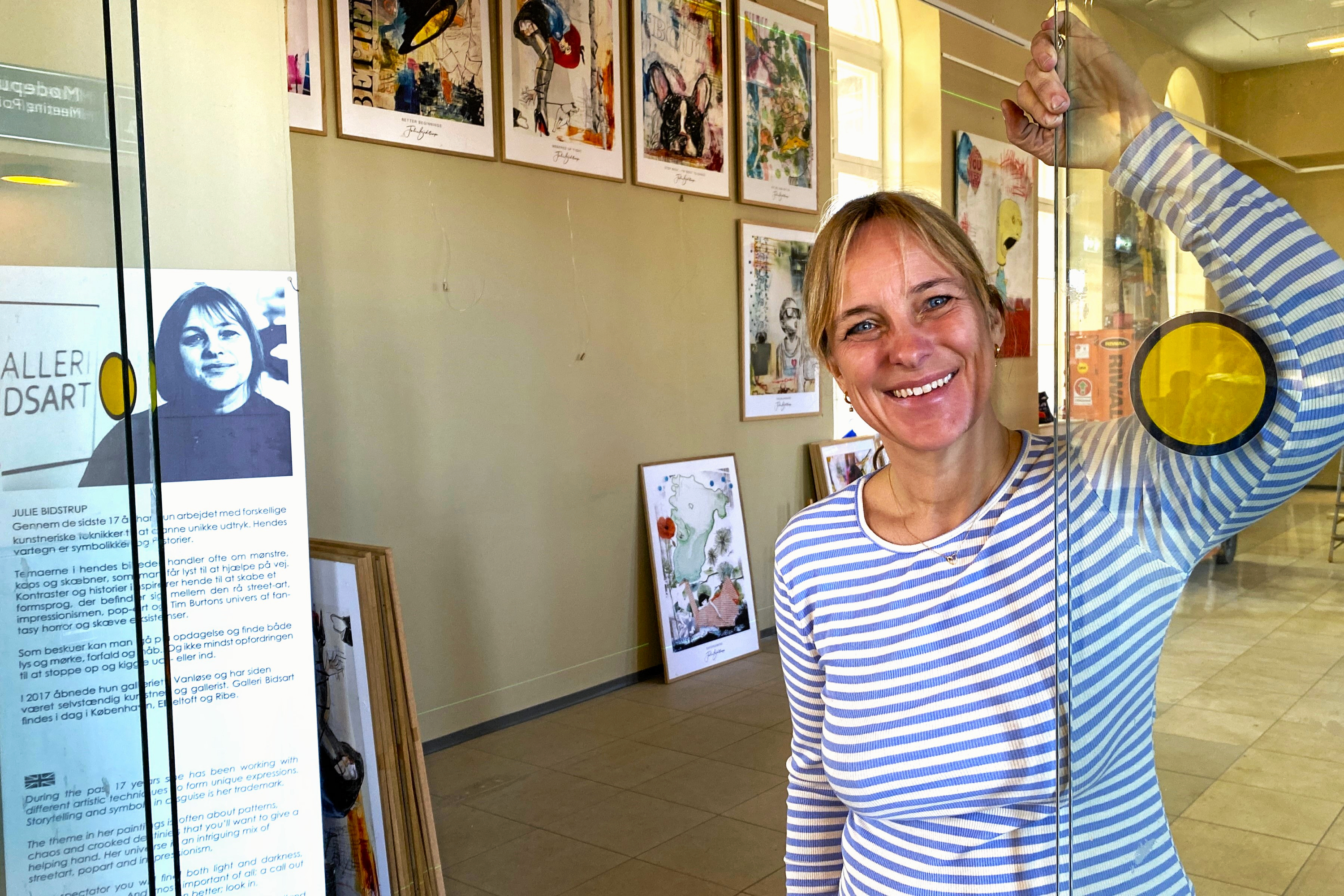 Julie Bidstrup er ved at indrette det gamle billetkontor på Roskilde Station til galleri og værksted.