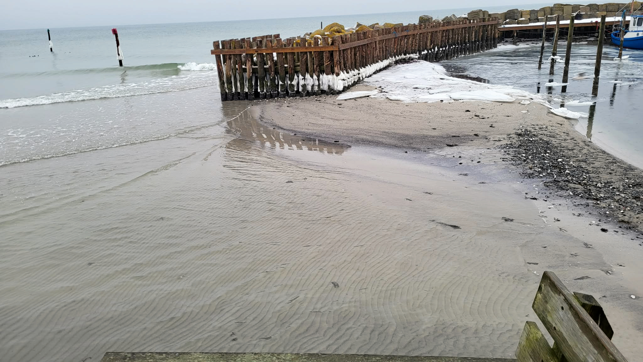 Her er indsejlingen til Bøgeskov Havn, som den så ud den 21. februar 2026. Vandstanden burde være to meter og 20 centimeter. I stedet er der nu fyldt op med indblæst sand.