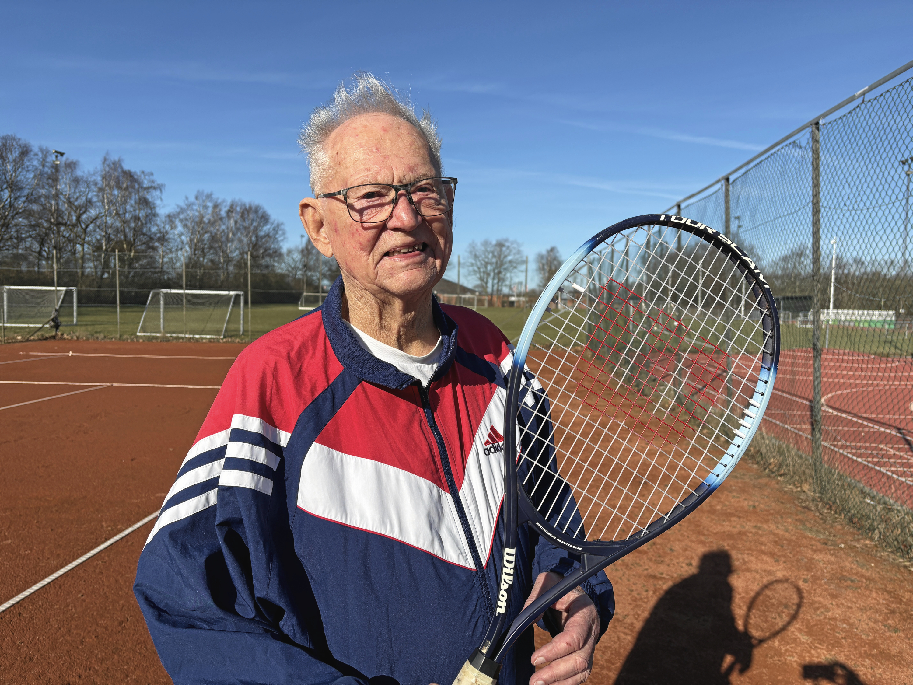 90-årige Holger Pamhede spiller stadig tennis i den lokale klub. Han glæder sig til, at udendørs sæsonen snart går i gang.