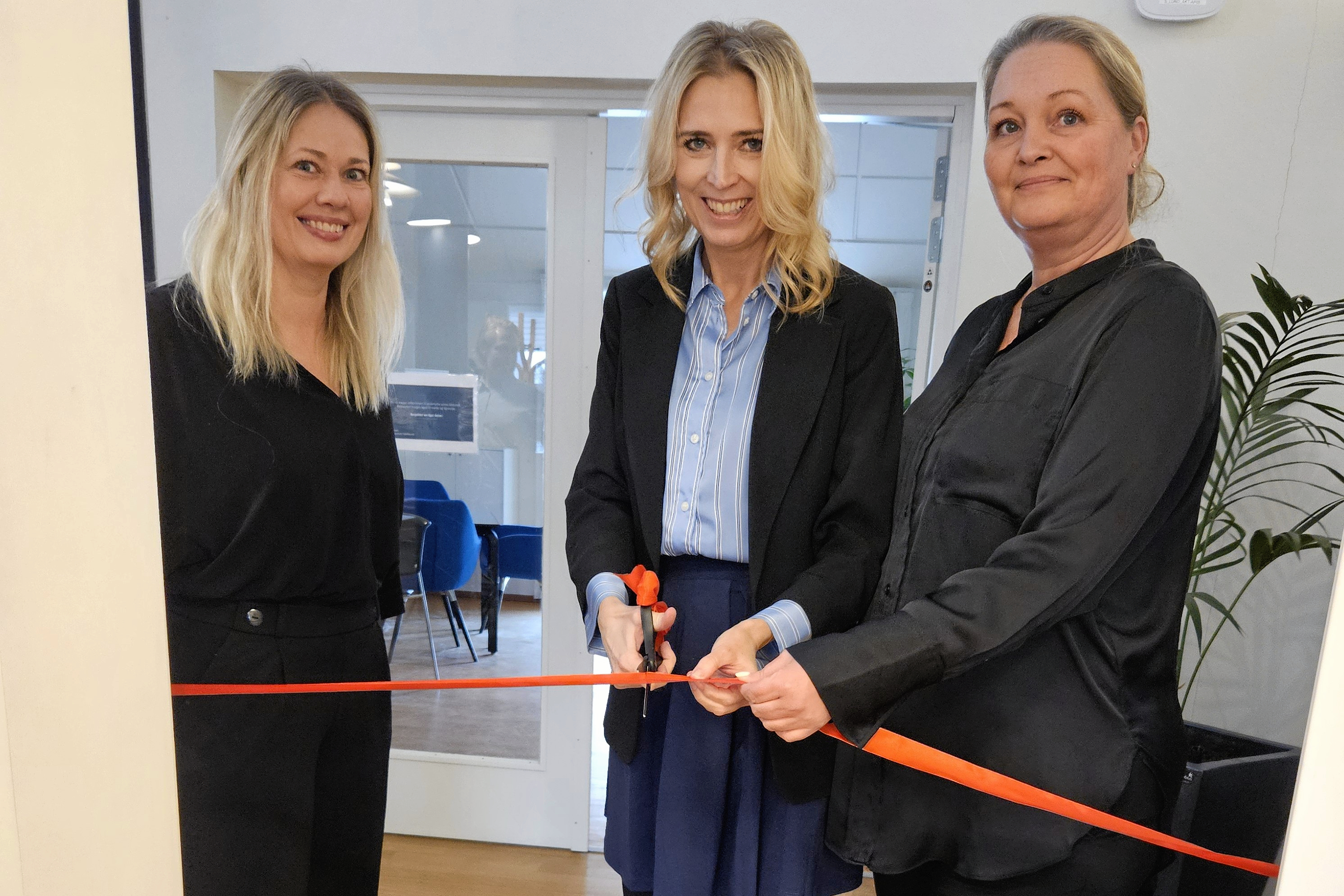 Ann Lindhardt (V), formand for Sundheds-, Ældre- og Socialudvalget, klippede 2. marts snoren til åbning af Klinik Sophielund sammen med sine politiske kollegaer, til højre Maria Dahl (LA) og Maj Allin Thorup (K).