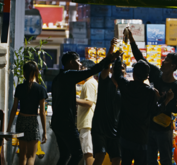 I filmen Ølparadiset finder man svar på, hvad der sker, når alkohol og kapitalisme slippes løs i et korrupt land som Cambodia. - CPH:DOX I filmen Ølparadiset finder man svar på, hvad der sker, når alkohol og kapitalisme slippes løs i et korrupt land som Cambodia.