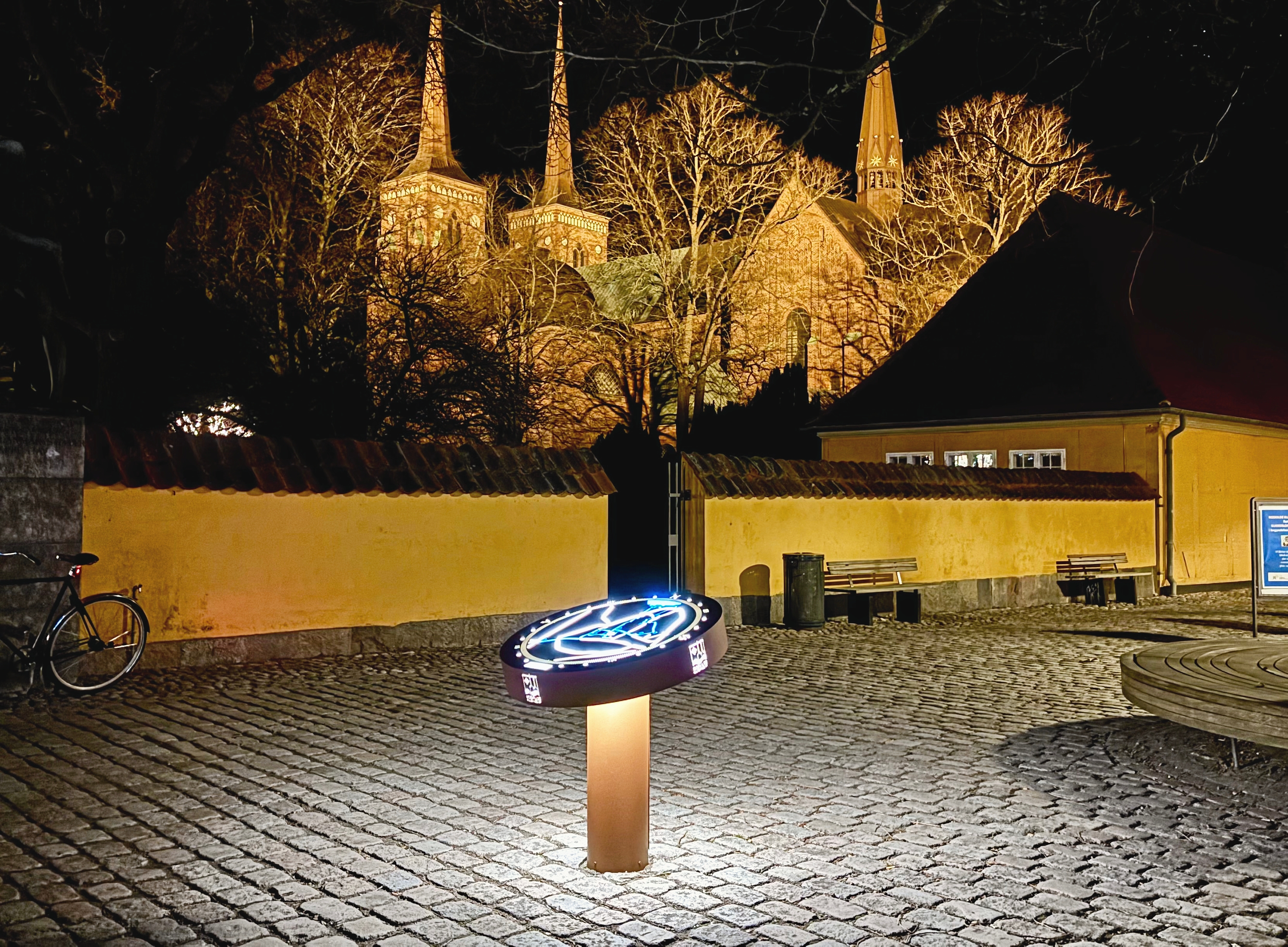 Formidlingsstationen står ved siden af statuen af Roar og Helge og har erstattet en lampe, der ikke virkede. - Jesper Tarnø Formidlingsstationen står ved siden af statuen af Roar og Helge og har erstattet en lampe, der ikke virkede.