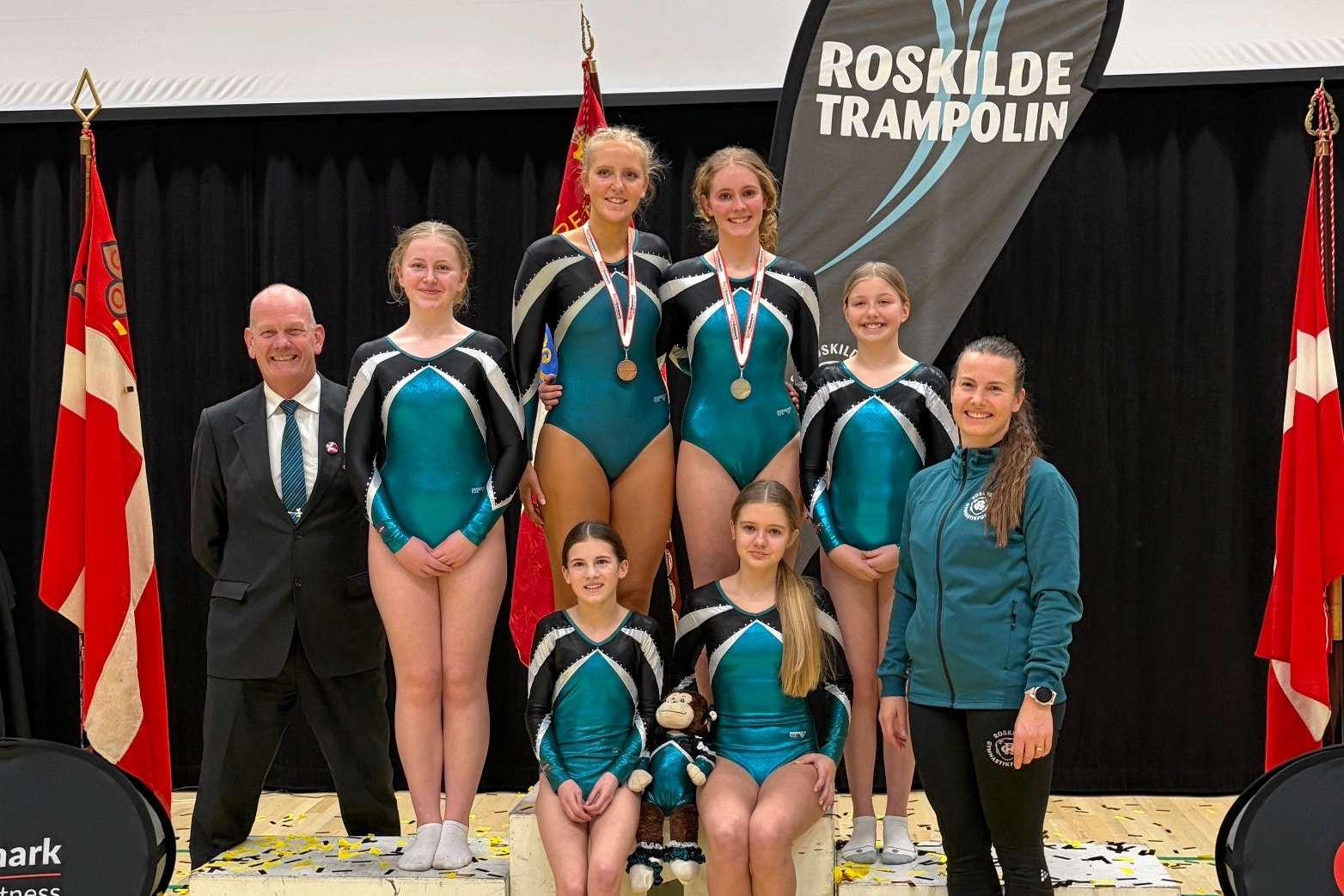 Roskilde Gymnastikforening deltog i junior-DM i trampolin med seks springere. Til højre ses cheftræner Maila Walmod.