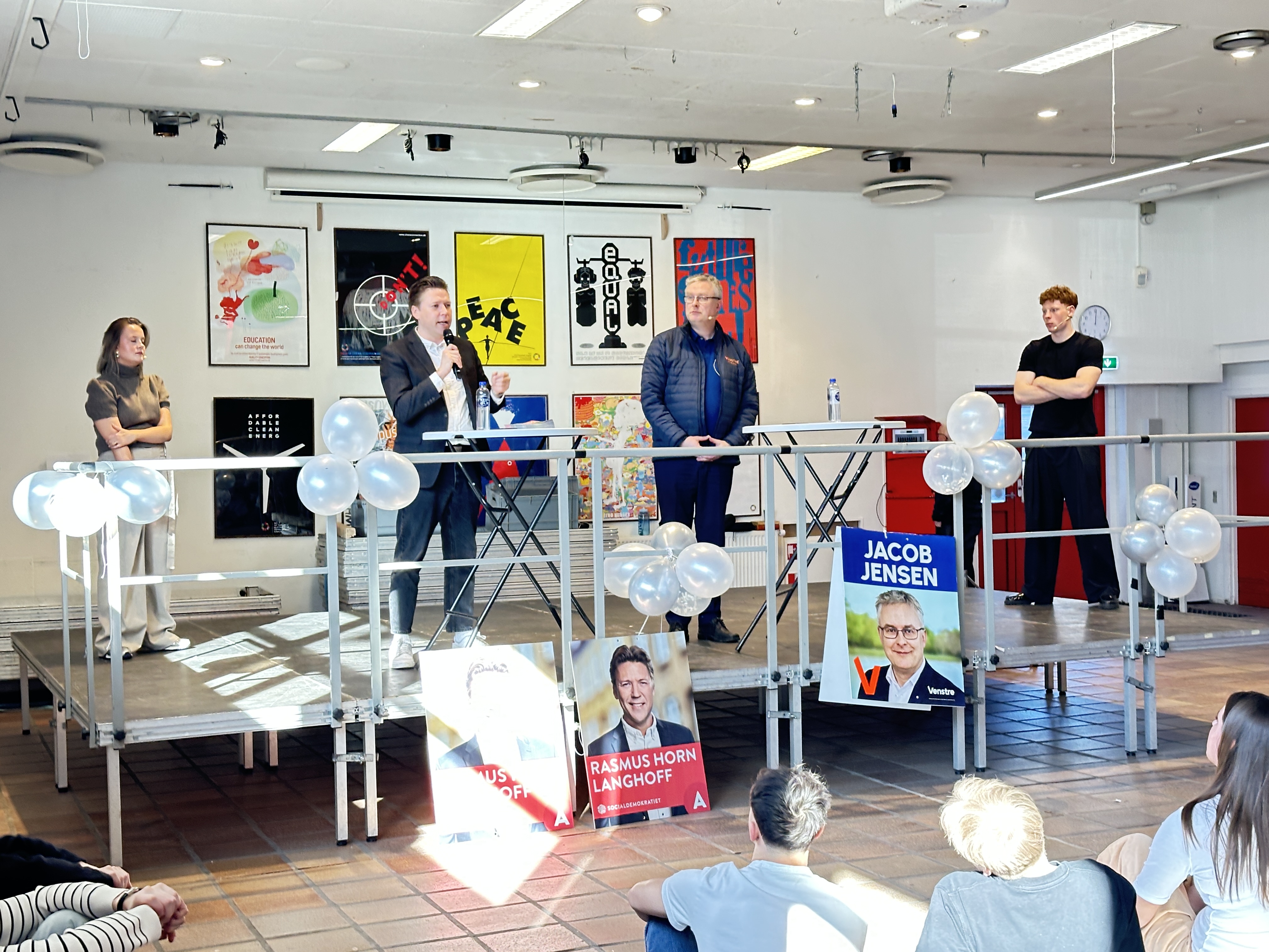 Scenen mindede lidt om en boksering, da folketingspolitikerne Rasmus Horn Langhoff (S) og minister Jacob Jensen (V) indtog Kalundborg Gymnasium for at duellere på ord.