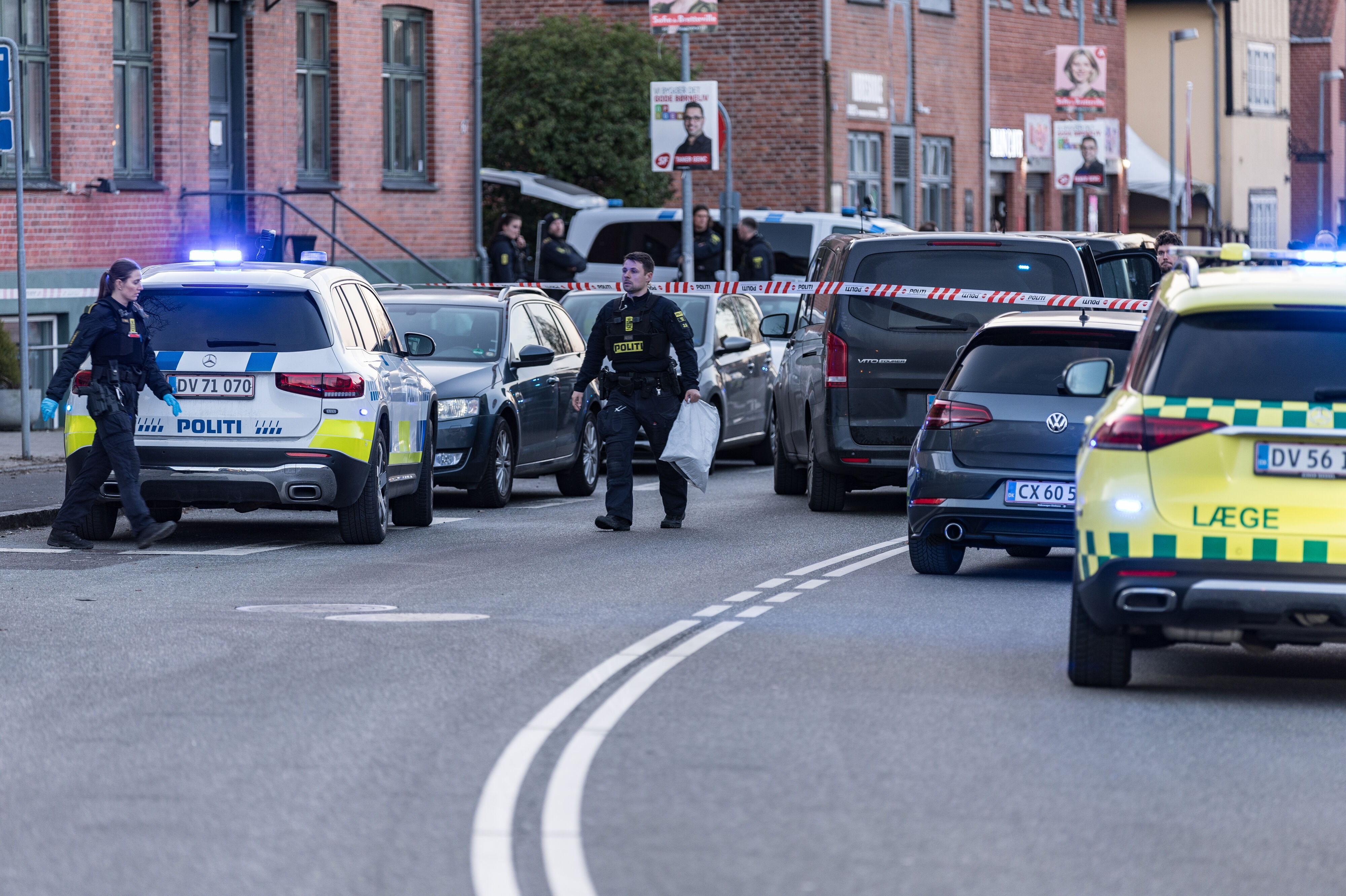 En person blev overfladisk såret i forbindelse med skud mod en bil onsdag på Måløv Hovedgade.