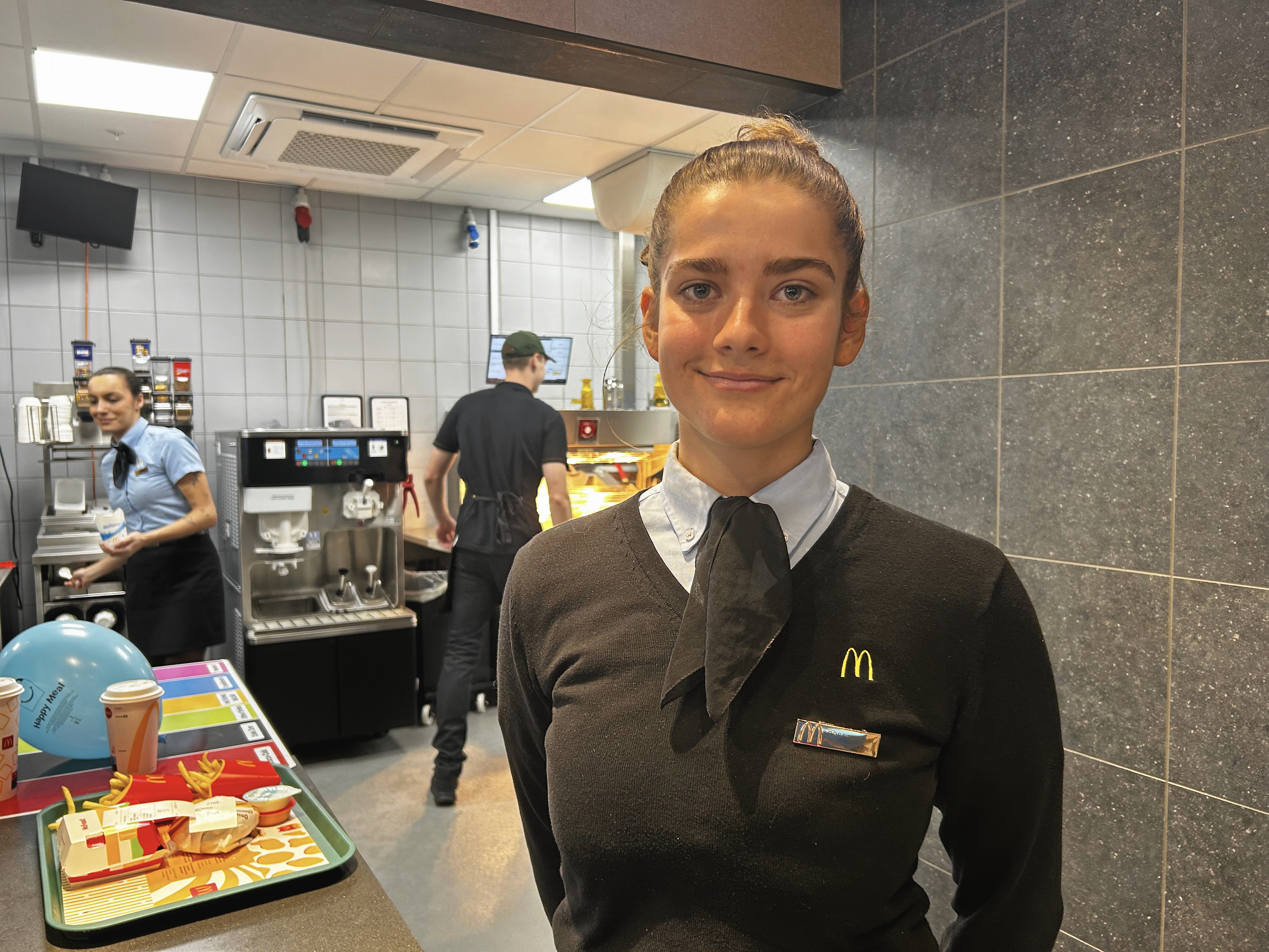 21-årige Rosa Bekour startede med at gøre rent. Nu har hun ansvaret for vagtplaner og trivsel.