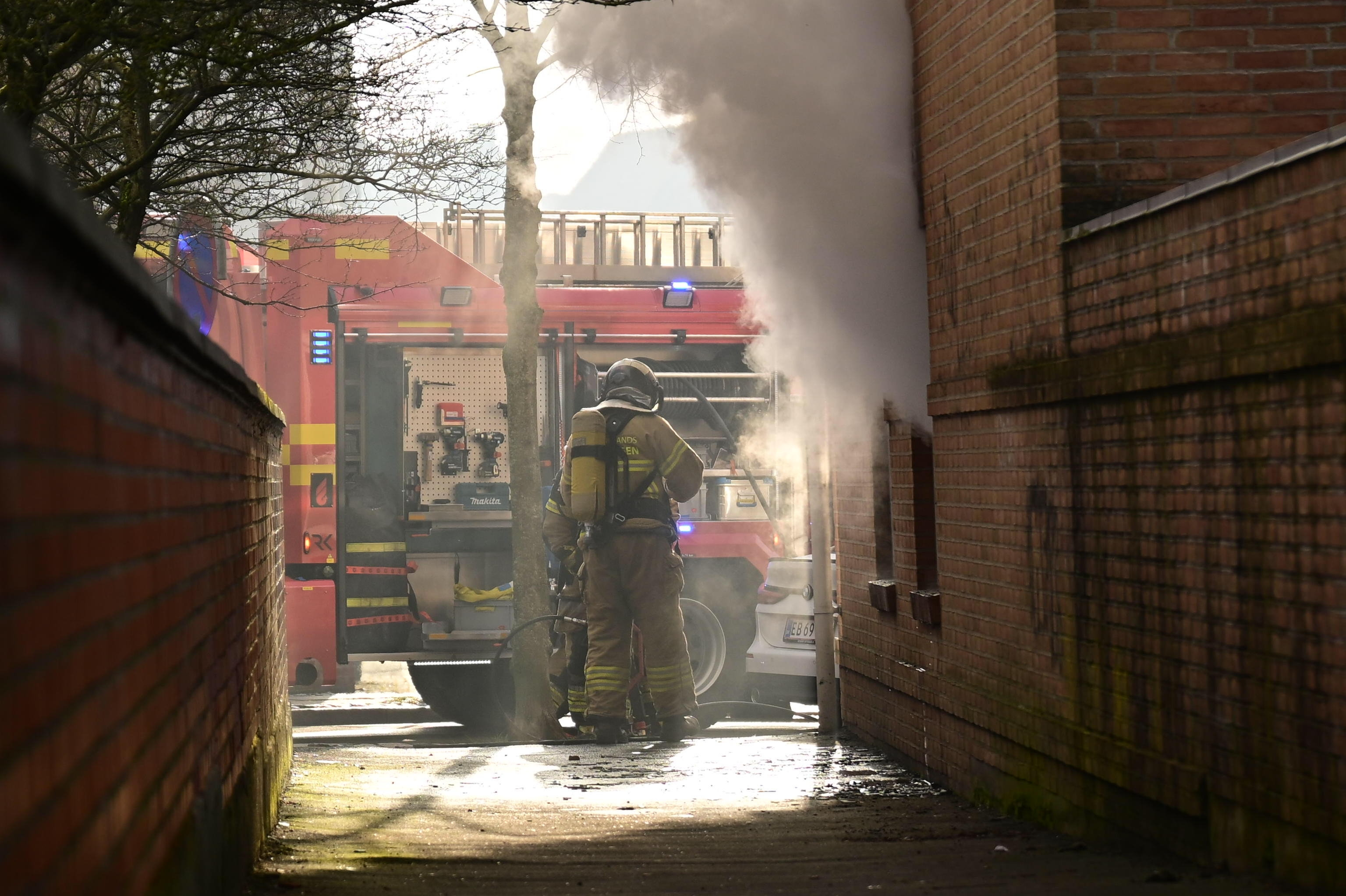 Fire personer måtte mandag evakueres fra en brændende bygning på Tordenskjoldsgade i Horsens.