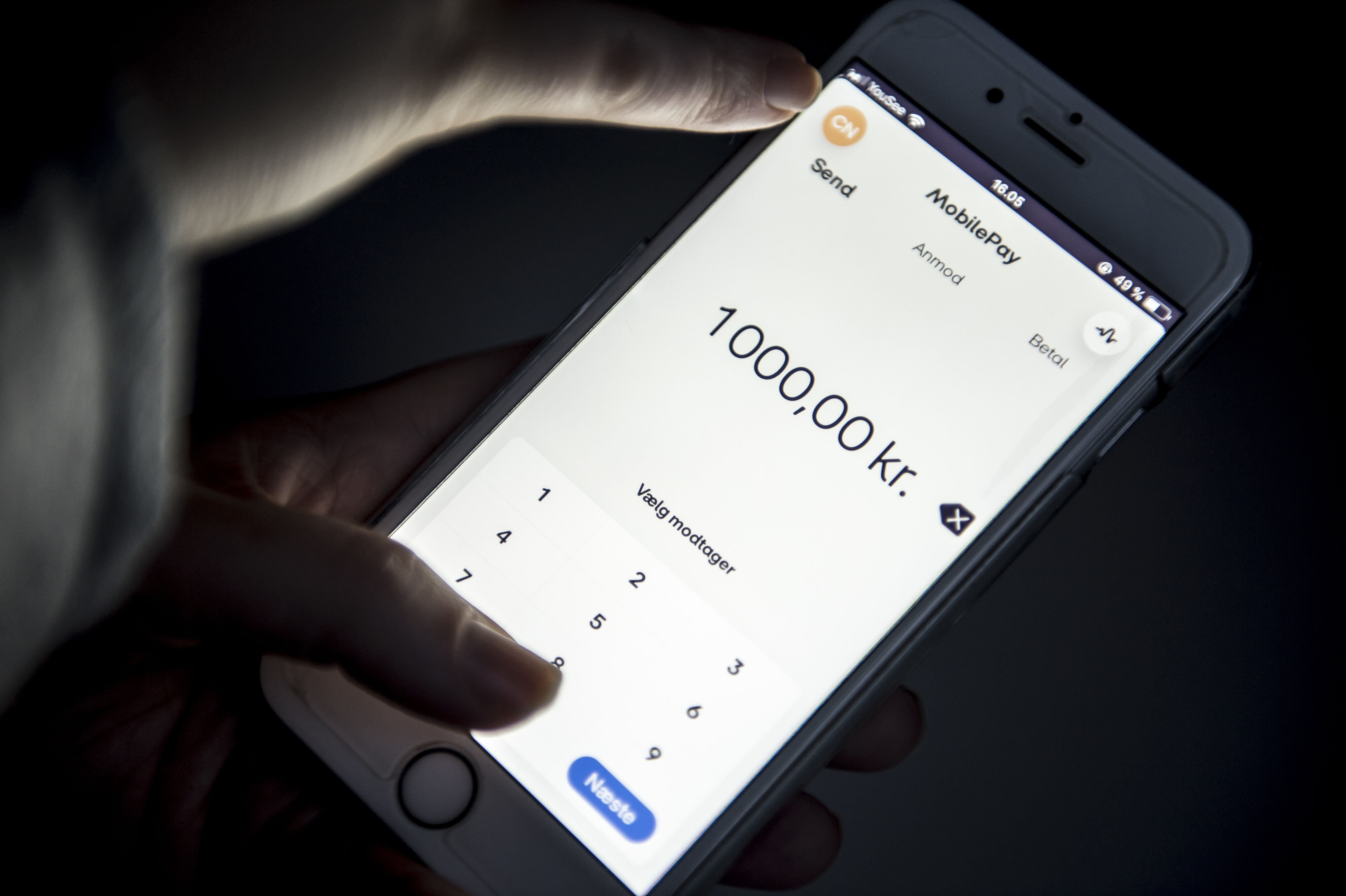 Det har været muligt for MobilePay-brugere i Danmark at sende penge mellem hinanden siden 2013, og fra mandag er det nu muligt for grønlandske lokalnumre af gøre det samme. (Arkivfoto).