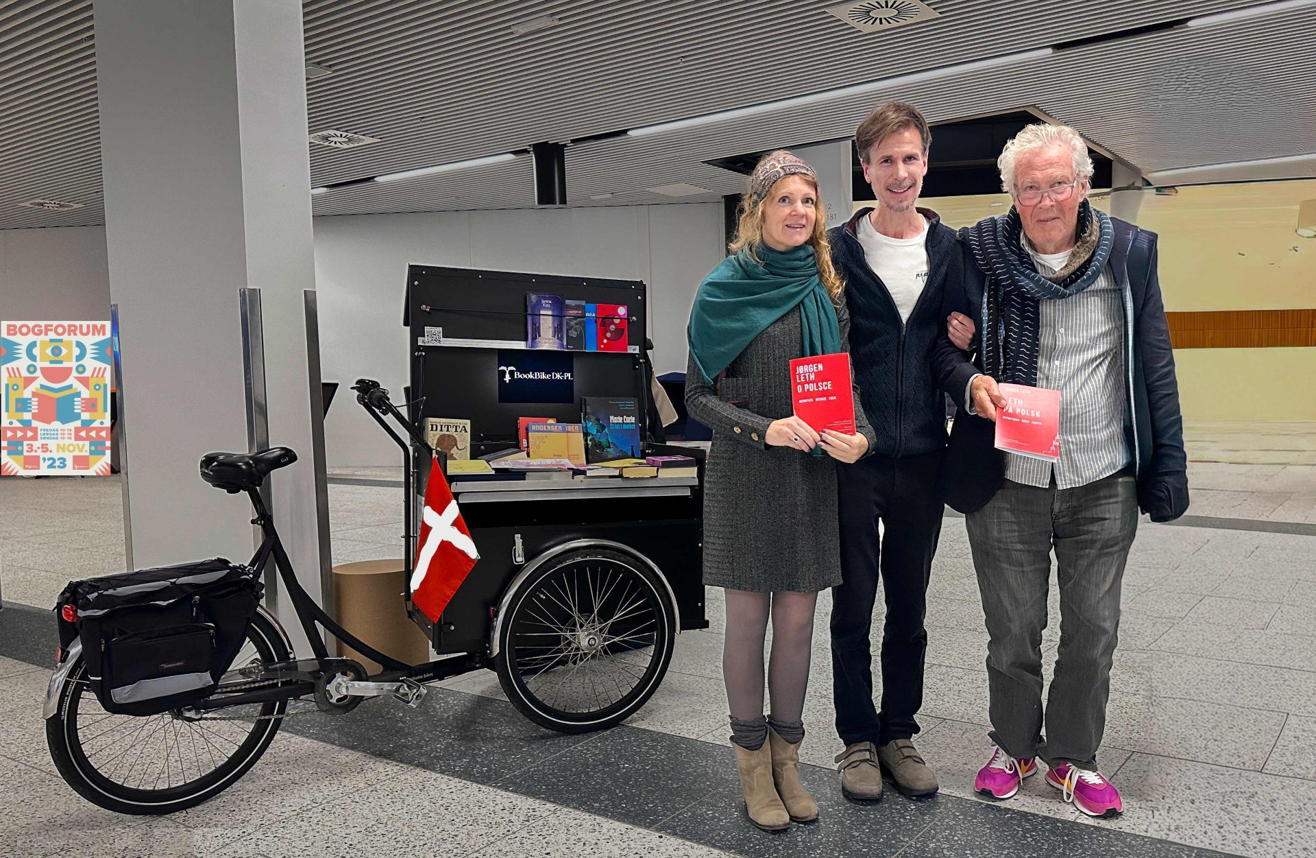 Jørgen Leth, Jacob Dammas og Józefina Jarmuzewska med bogteaser foran BookBike DK-PL på Bogforum november 2023.