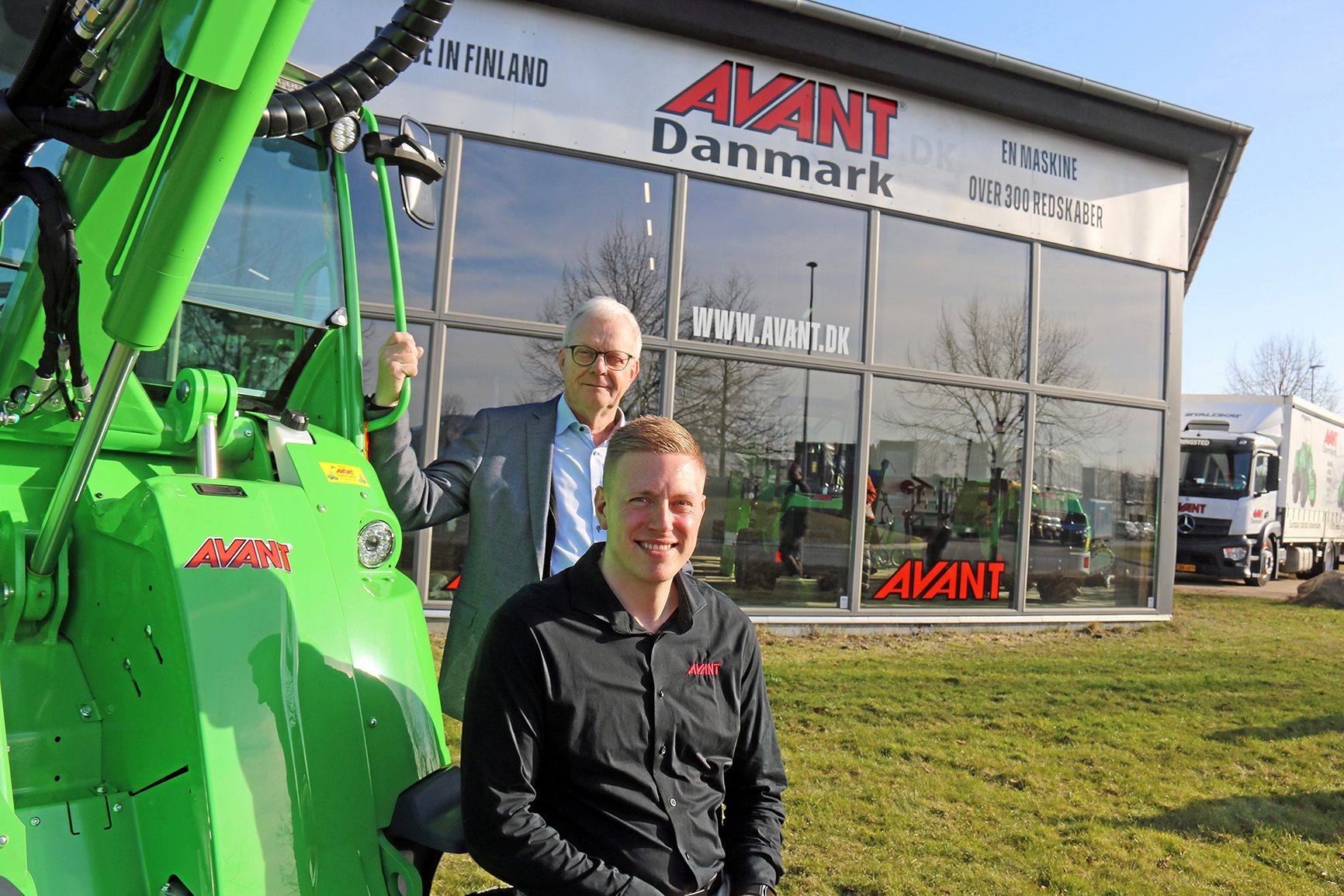 Avant Danmark-chefen Jørgen Jensen (bagest) var naturligvis med til Åben Maskindag sammen med salgskonsulent Nikki Skoglund Vang. - PR Avant Danmark-chefen Jørgen Jensen (bagest) var naturligvis med til Åben Maskindag sammen med salgskonsulent Nikki Skoglund Vang.