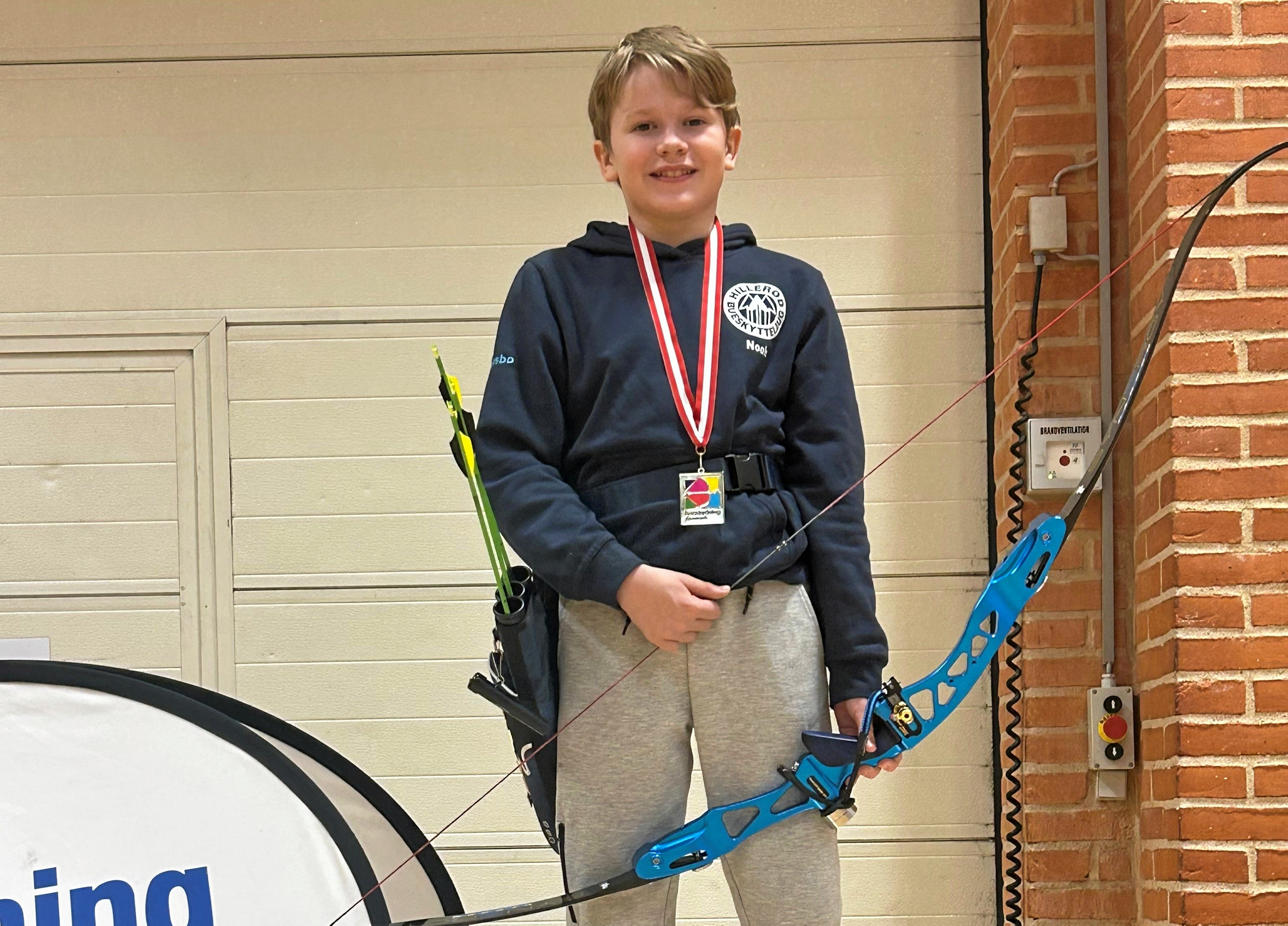 10-årige Noah fra Frederikssund skød sig søndag helt til tops ved DM i bueskydning.