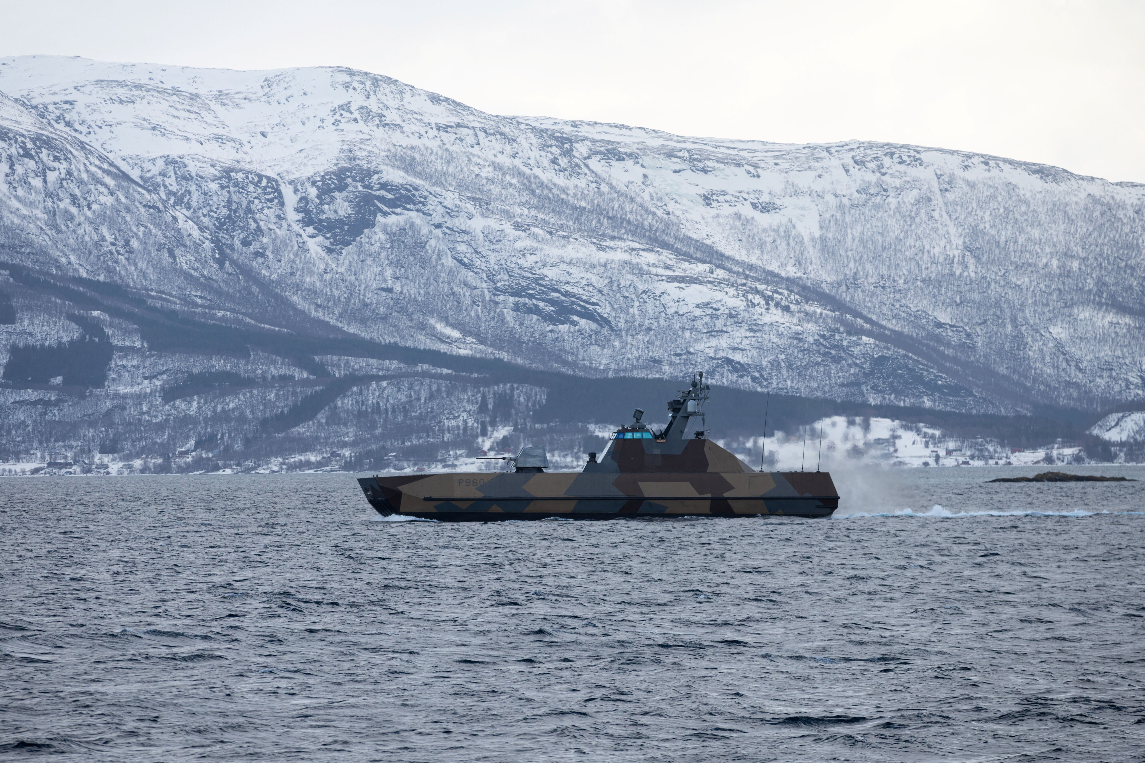 En norsk korvet, som deltager i øvelsen "Cold Response", sejler i havet ud for byen Harstad i det nordlige Norge.
