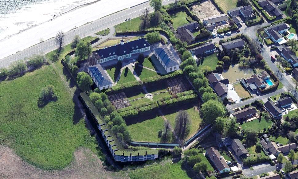 Her ses Calums illustration af Sophienberg Slot, da de i sin tid fremlagde projektet med ny kantbebyggelse. I 2024 fik de dispensation til at lave funktionærbolig, men har klaget til Planklagenævnet over, at der fulgte offentlig adgang til slottets stier med.