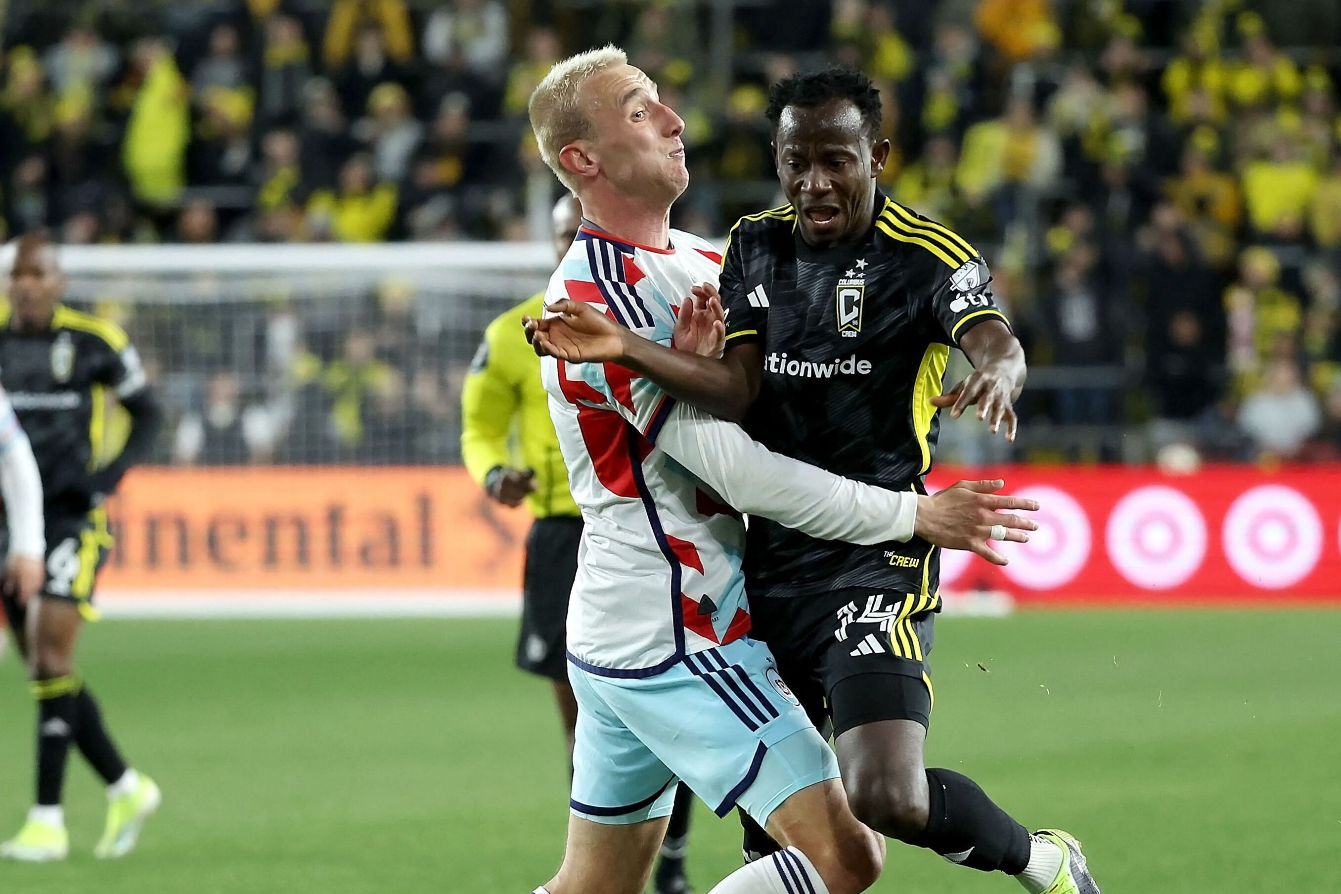 Yaw Yeboah (til højre) i aktion for MLS-klubben Columbus Crew. Yeboah er idømt livstidskarantæne i den amerikanske liga. (Arkivfoto).