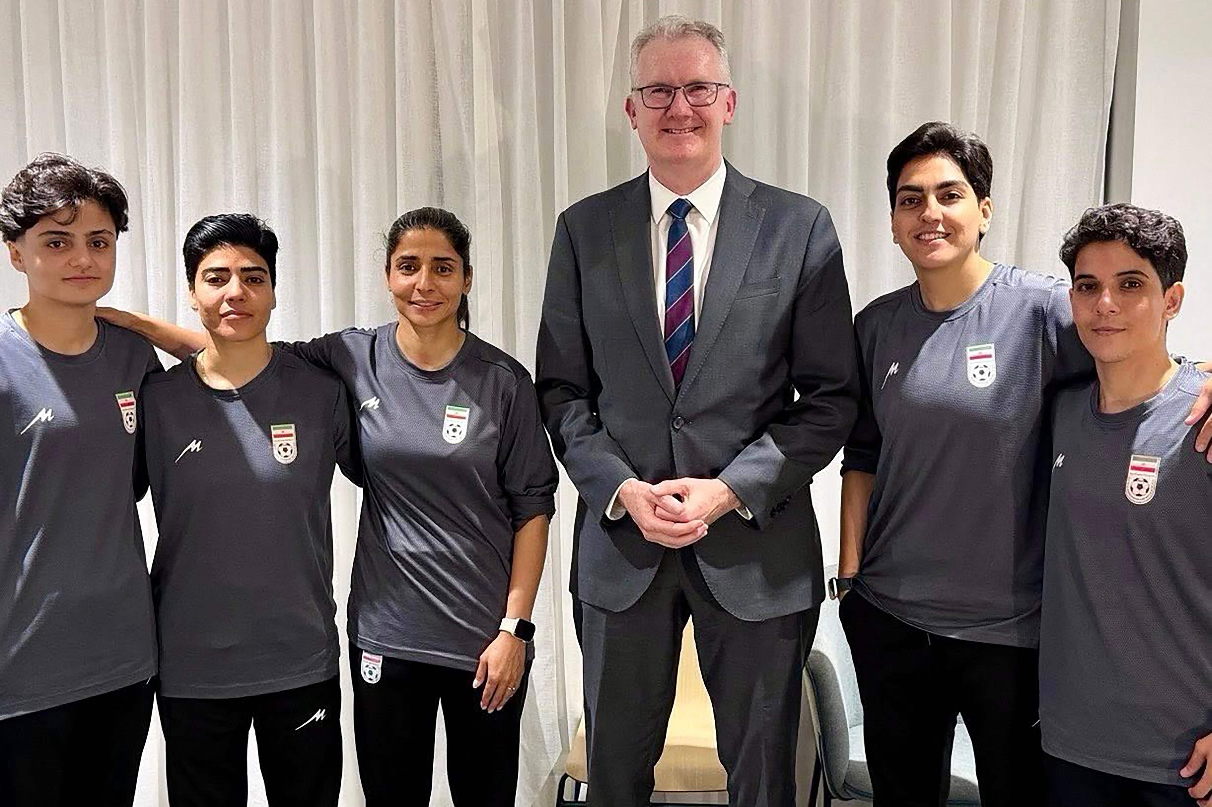 Den australske indenrigsminister Tony Burke har været involveret i sagen om de iranske fodboldspillere, og her poserer han med de fem, der har valgt at blive i Australien.