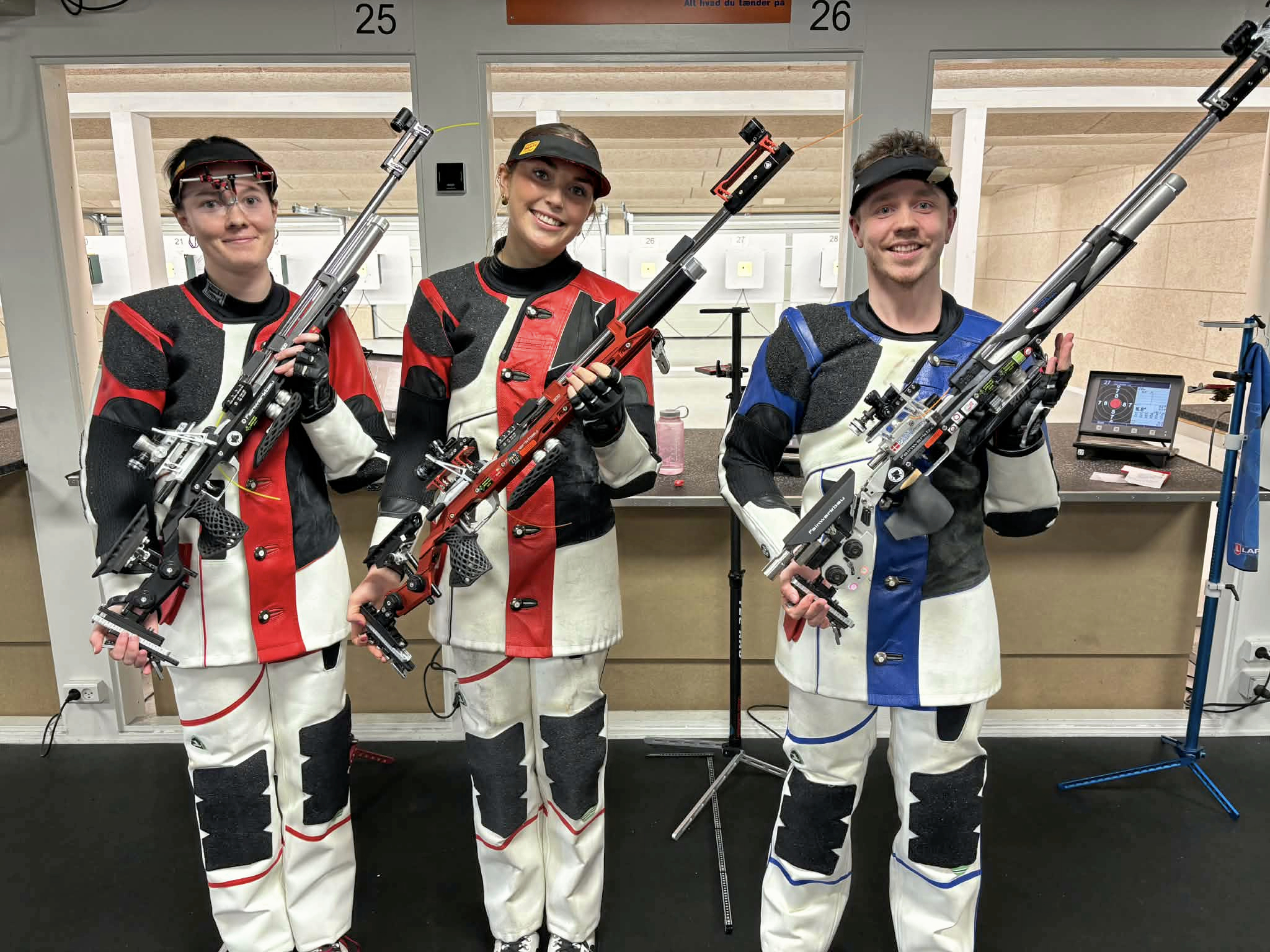 Katrine Christensen, Maria Graversen og Rasmus Caspersen fra Ballerup Skytteforening efter sejren i DIF-turneringen.