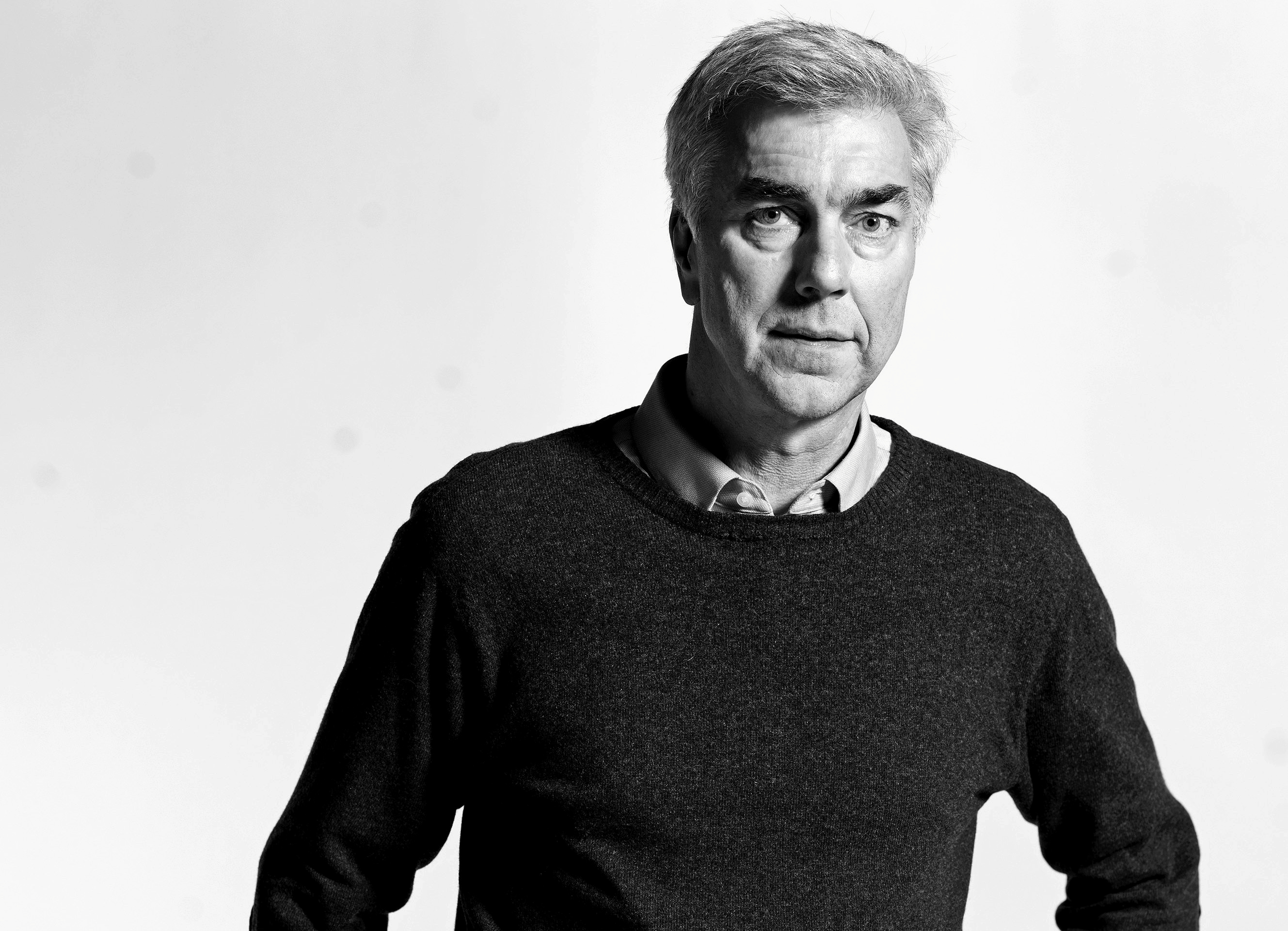 Kurt Strand kommer forbi Svogerslev Sognegård.