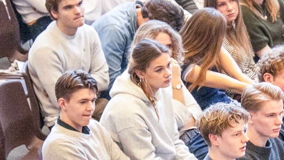 Eleverne var ivrige efter at stille folketingskandidater spørgsmål ved vælgermødet på Rungsted Gymnasium. - Presse Eleverne var ivrige efter at stille folketingskandidater spørgsmål ved vælgermødet på Rungsted Gymnasium.