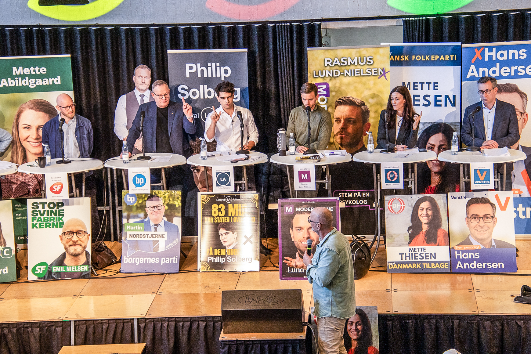12 kandidater var linet op til politisk debat forud for folketingsvalget den 24. marts og politisk kommentar Henrik Qvortrup var ordstyrer.