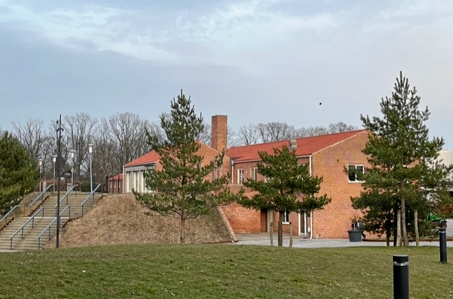 Der er stor disussion om nedrivningen af Arne Jacobsens klubhus ved Gentofte Stadion.