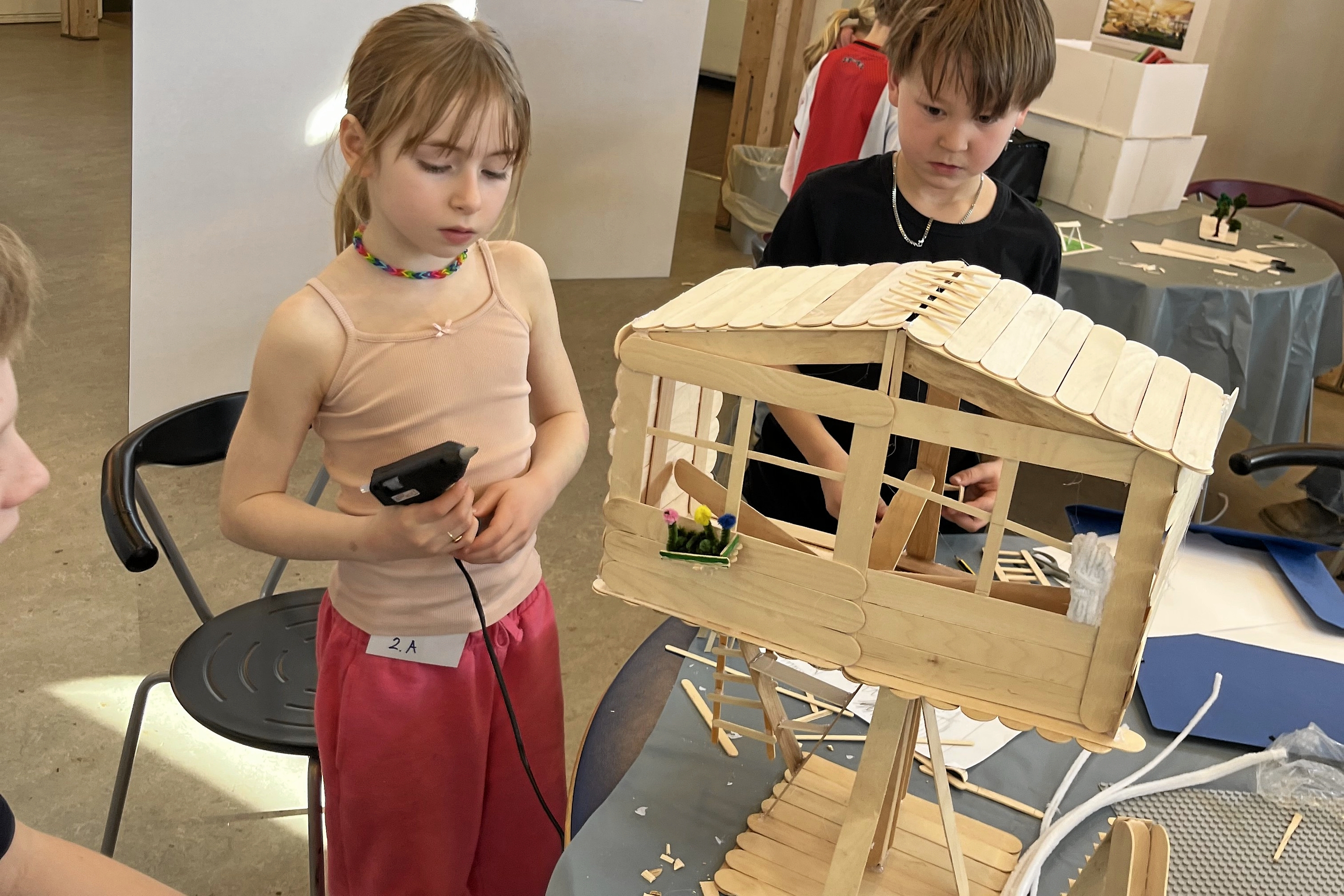 Med både papir og træ som materialer prøvede eleverne i 1.-4. klasser at udforme fremtidens skole. - Rungsted Skole Med både papir og træ som materialer prøvede eleverne i 1.-4. klasser at udforme fremtidens skole.