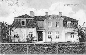 Villaen Bjergbygade 3 blev opført i 1909 efter tegning af arkitekt Knud Larsen for byfoged Josias Feddersen. Efter 1919 var den bolig for dommeren og dommerkontor. Nu er det residens for provsten over Slagelse provsti.