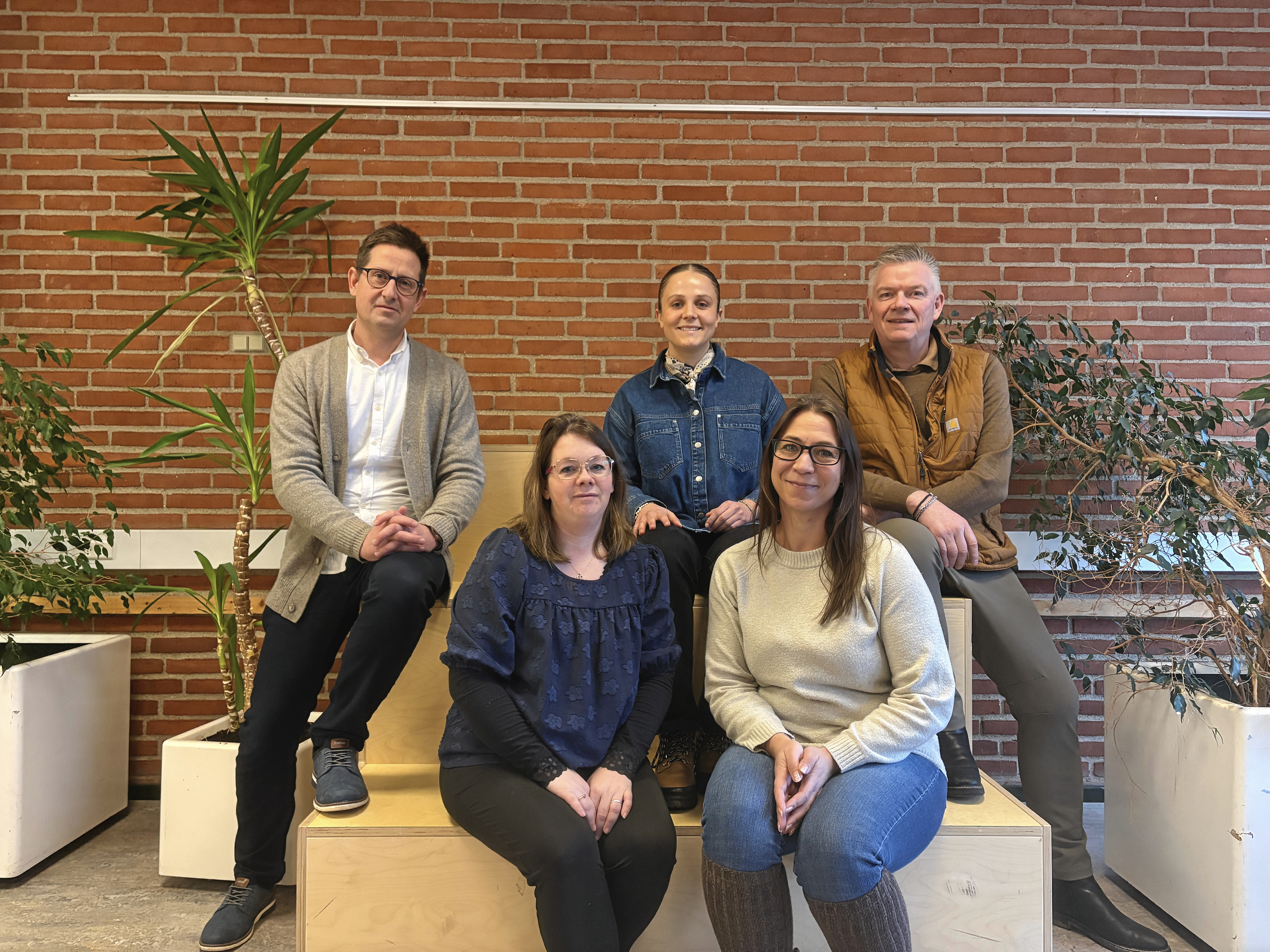 Christian Andersen, skoleleder, Astrid Recinella (NG), Morten Dahlberg, Kathrine Larsen, skolebestyrelsesformand) og Katrine Buchholdt på Horisontens matrikel på Tingbakkeskolen.