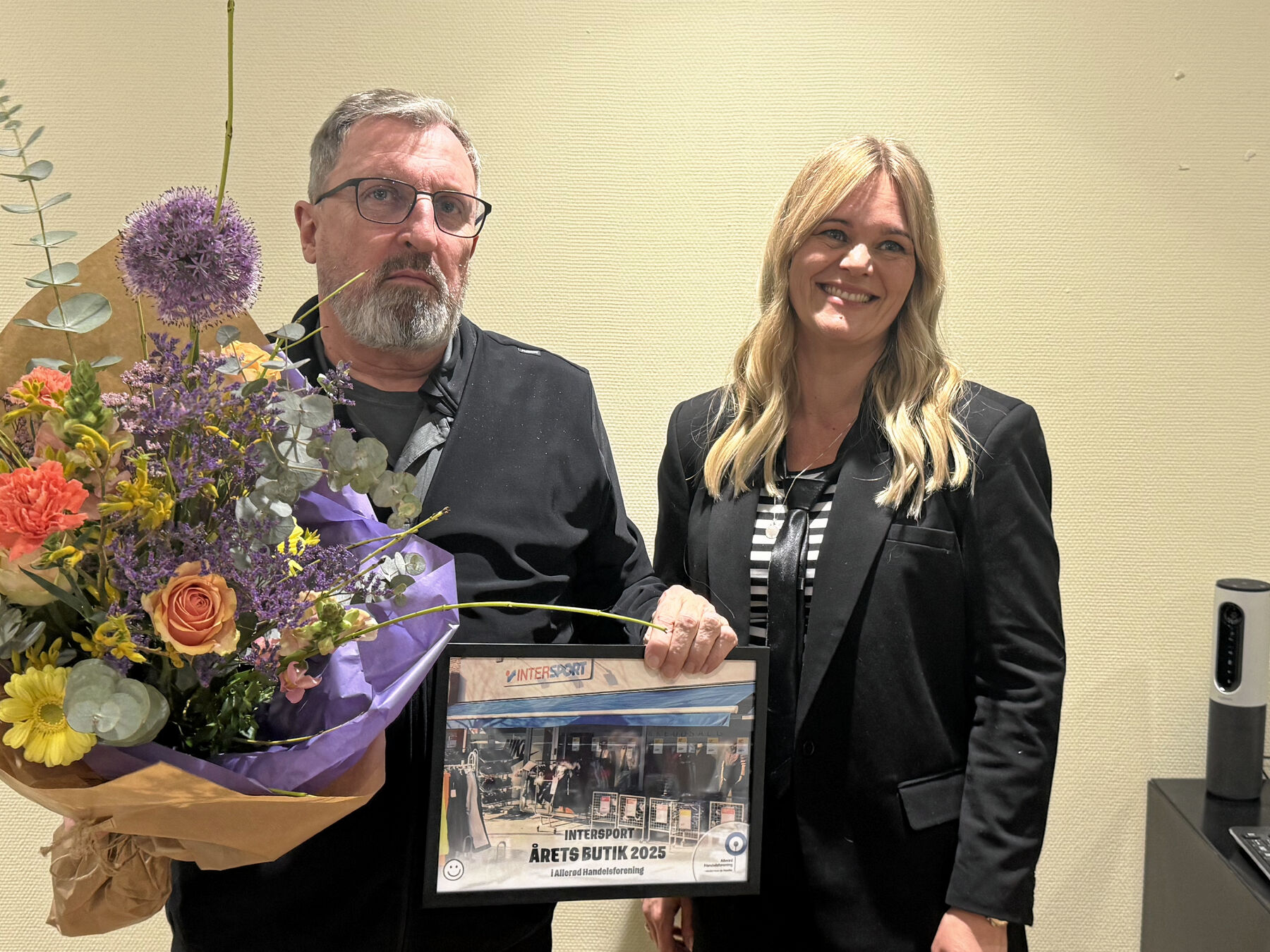 Kim Alex Andersen, da han fik prisen overrakt af formand for Allerød Handelsforening, Lone Thomsen.