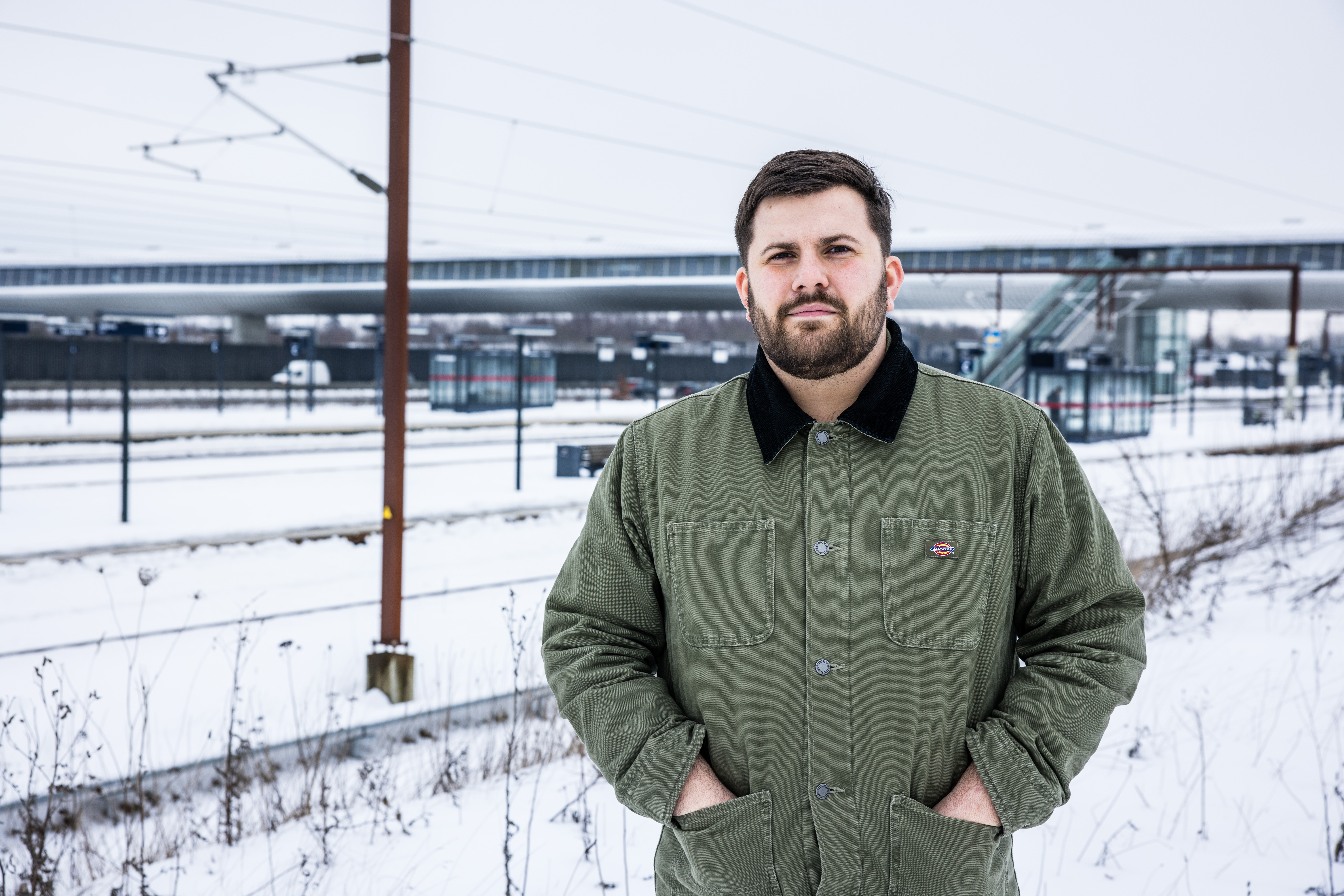 Carl Emil Lind er folketingskandidat for Socialdemokratiet i Køge-Lejrekredsen. Her ses han med Køge Nord Station i baggrunden, da vinteren stadig lå som en tung dyne over landet.