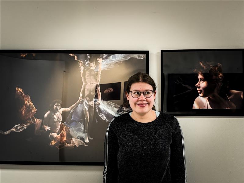 Fiona har længe kunnet se sig selv på væggen i ungdomsklubben Levuk, men nu er billederne af hende også en del af en ny udstilling i Hillerød.