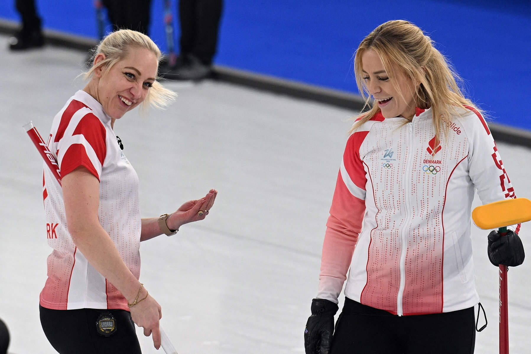 Madeleine Dupont (til højre) må i modsætning til her ved OL i Milano og Cortina undvære sin søster, Denise Dupont (til venstre).(Arkivfoto).
