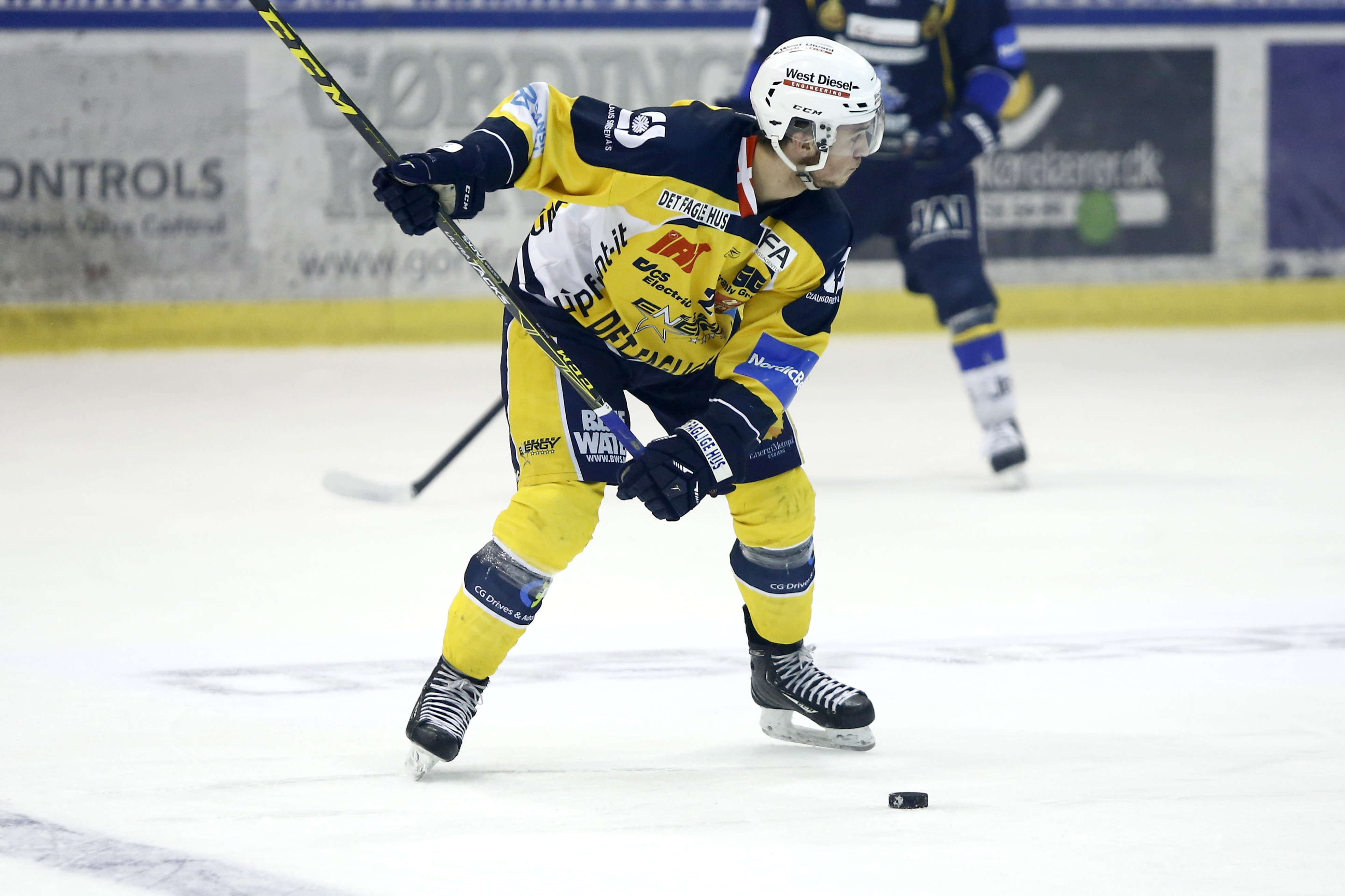 Efter en årrække i udlandet vendte Anders Krogsgaard før denne sæson tilbage til Esbjerg Energy, hvor han tidligt i karrieren var med til at vinde mesterskabet to gange. Her er han på vej mod sin første guldmedalje i DM-finaleserien mod Herning i 2016. (Arkivfoto).