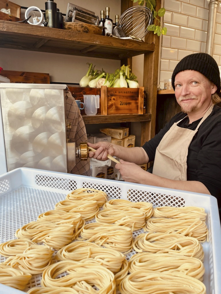 Theis Krogh Hansen har fuld fat på pastaproduktionen i Gancio, hvor han har fået travlt fra start med fulde huse de første aftener.
