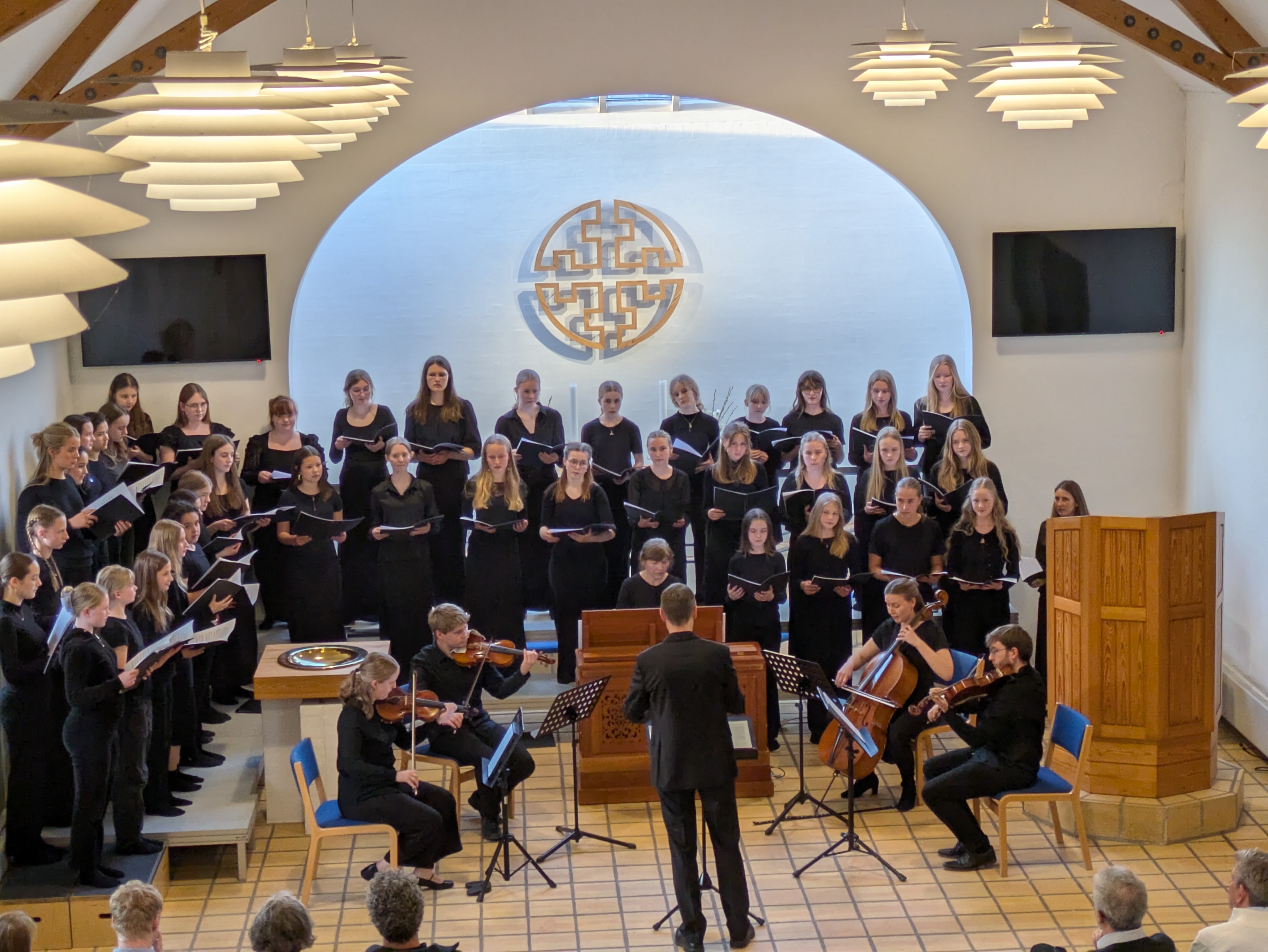 Hillerød Kirkes Pigekor og Frederiksberg Sogns Ungdomskor giver koncert 22. marts.