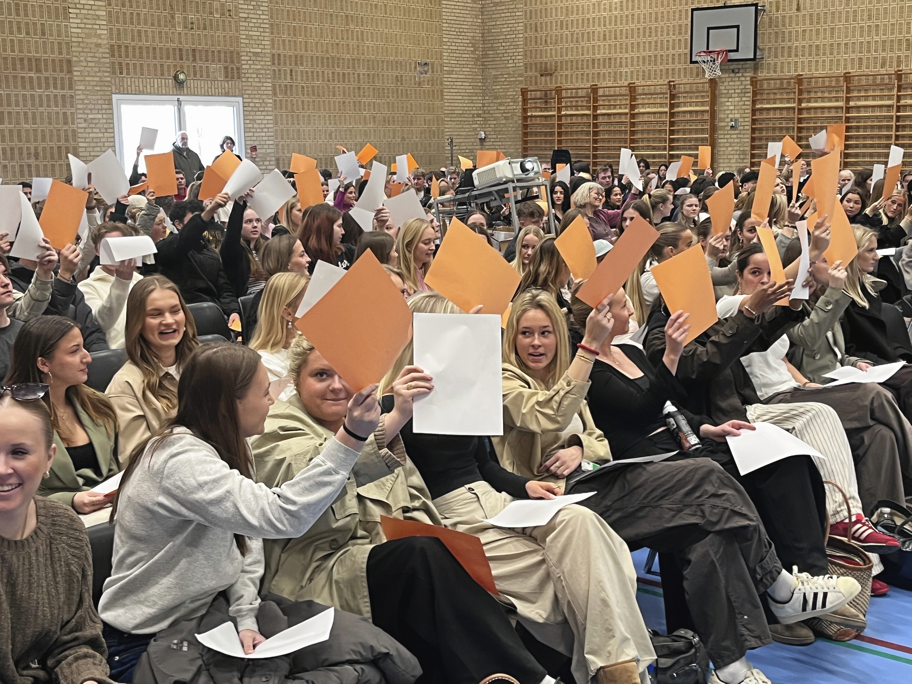 Skal Danmark have formueskat? Eleverne på Frederiksværk Gymnasium & HF gav ikke et entydigt svar, da de med orange og hvide papirer, gav deres mening til kende.