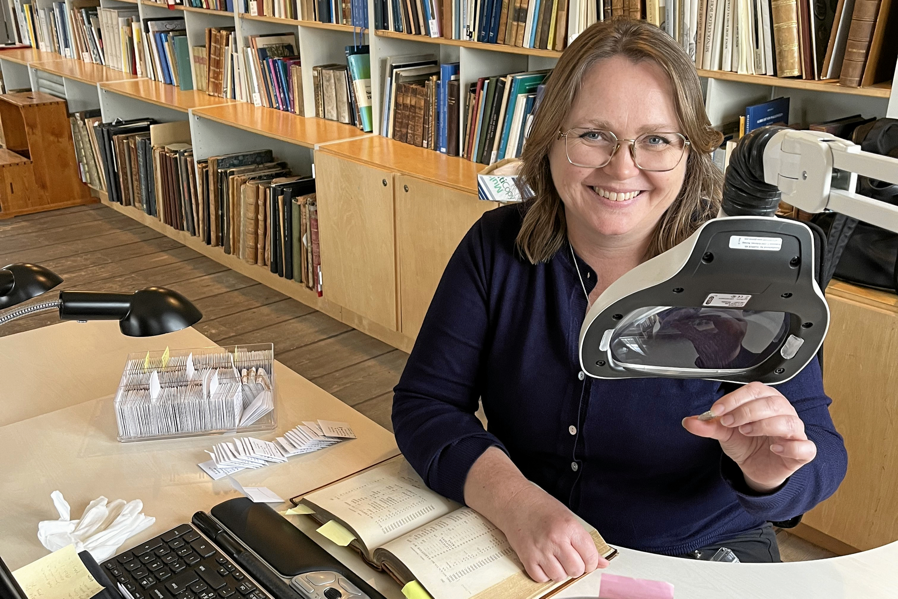 Museumsinspektør Gitte T. Ingvardson fra Nationalmuseets Danefæsekretariat i gang med at undersøge mønter ra Førslevskatten.