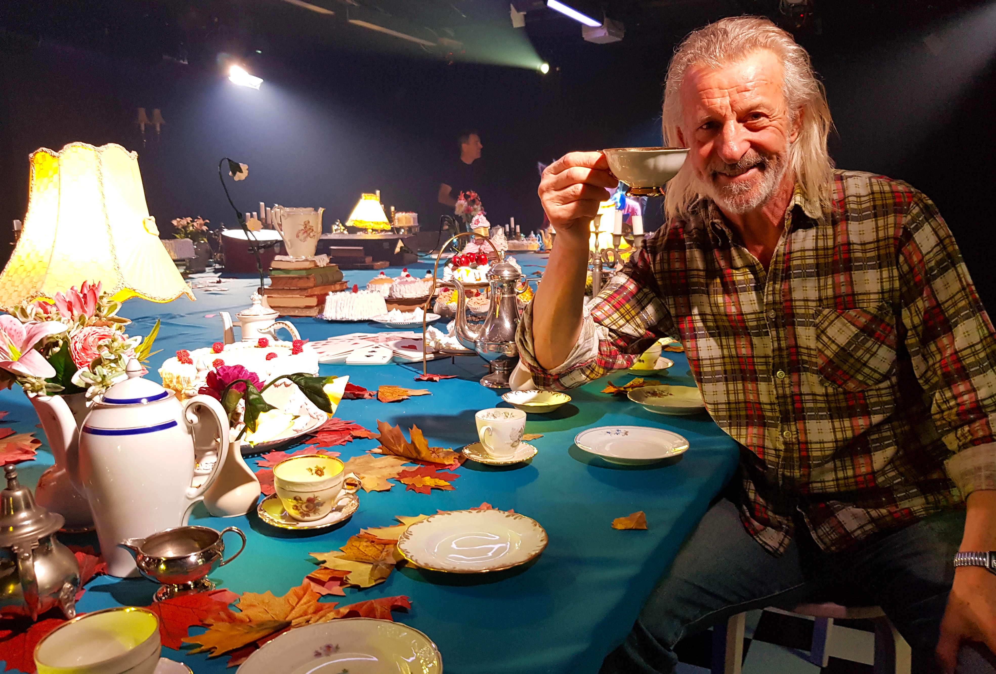 Teaterinstruktør Robert Parr inviterer publikum til teselskab hos Den Gale Hattemager i forestillingen "T med Alice".