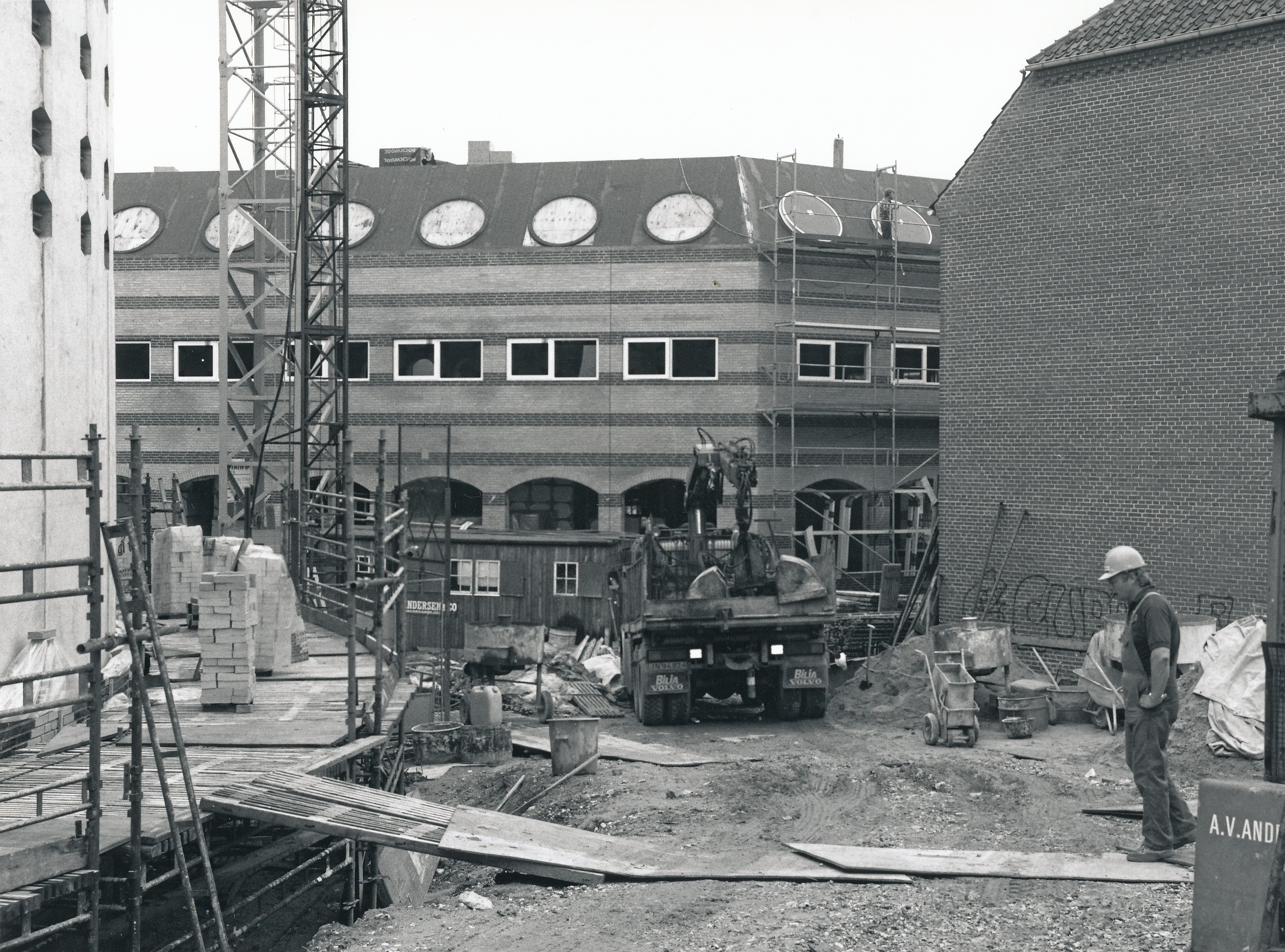 Trommen og Hafniahus under opførelse i 1987. Byggeriet har da været i gang i et år.