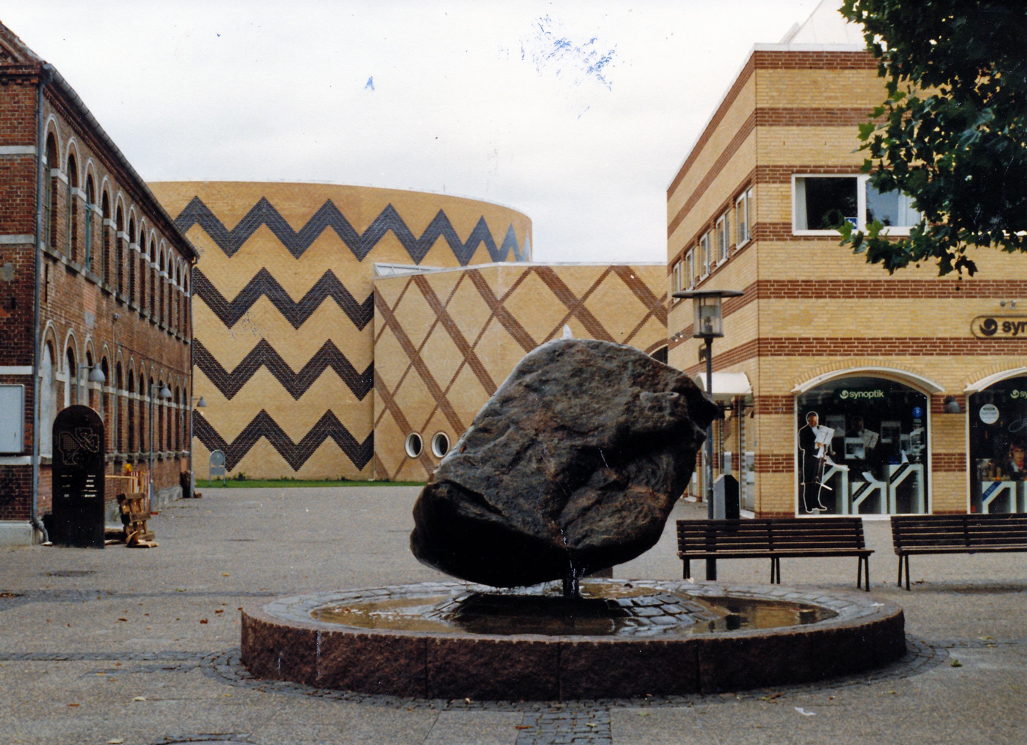 Trommen, Hafniahus og den bevarede bygning fra Hørsholm Klædefabrik i 1989. Murværket på de tre bygninger spejler hinanden.